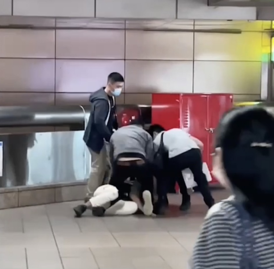 警方見詹男犯罪事證明確，上前將他壓制逮捕。（翻攝畫面）