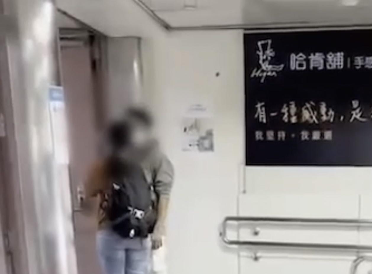 詹男趁機纏上一名落單女子,開口向她要錢。(翻攝畫面)