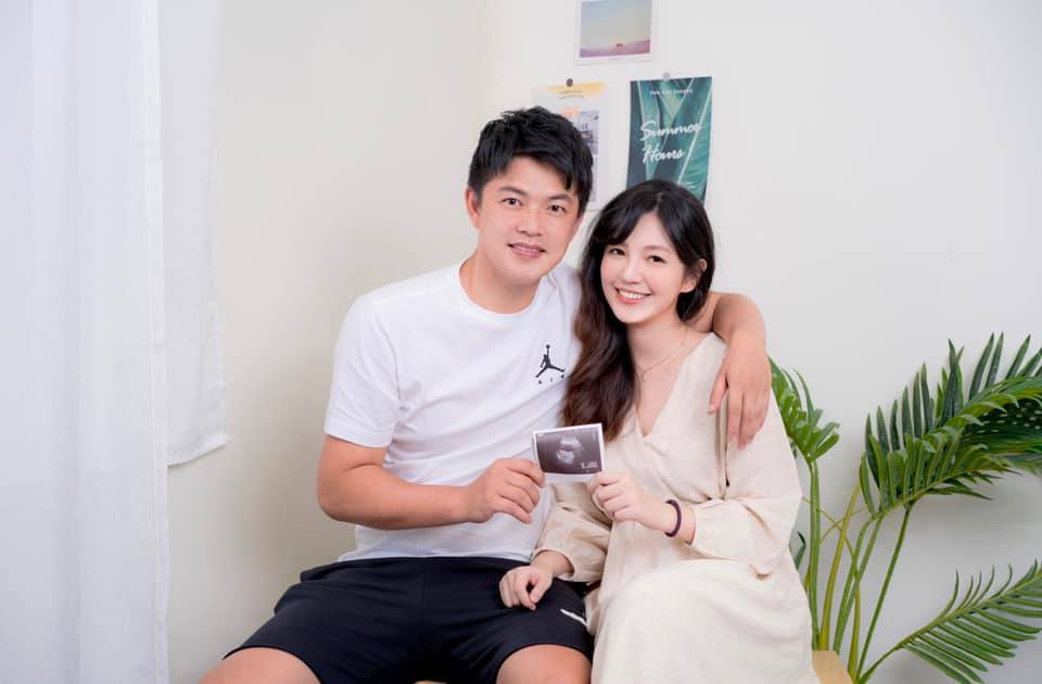 前主播簡懿佳升格準媽媽，透露在去年同一天曾流產。（翻攝自簡懿佳臉書）