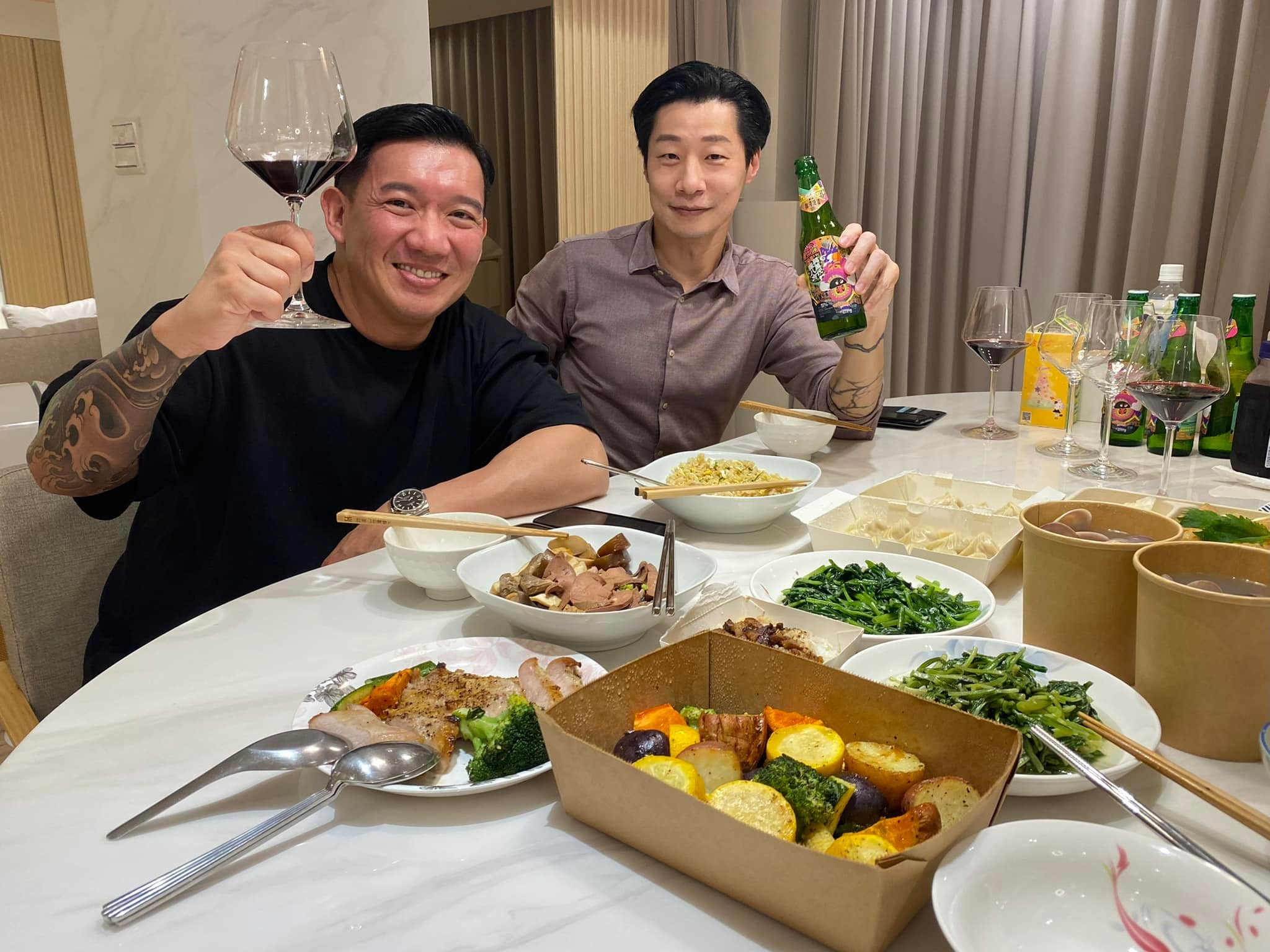 杜汶澤移居台灣1週年，林昶佐請他吃飯，台灣豬肝杜汶澤吃得超開心。（翻攝自杜汶澤臉書）