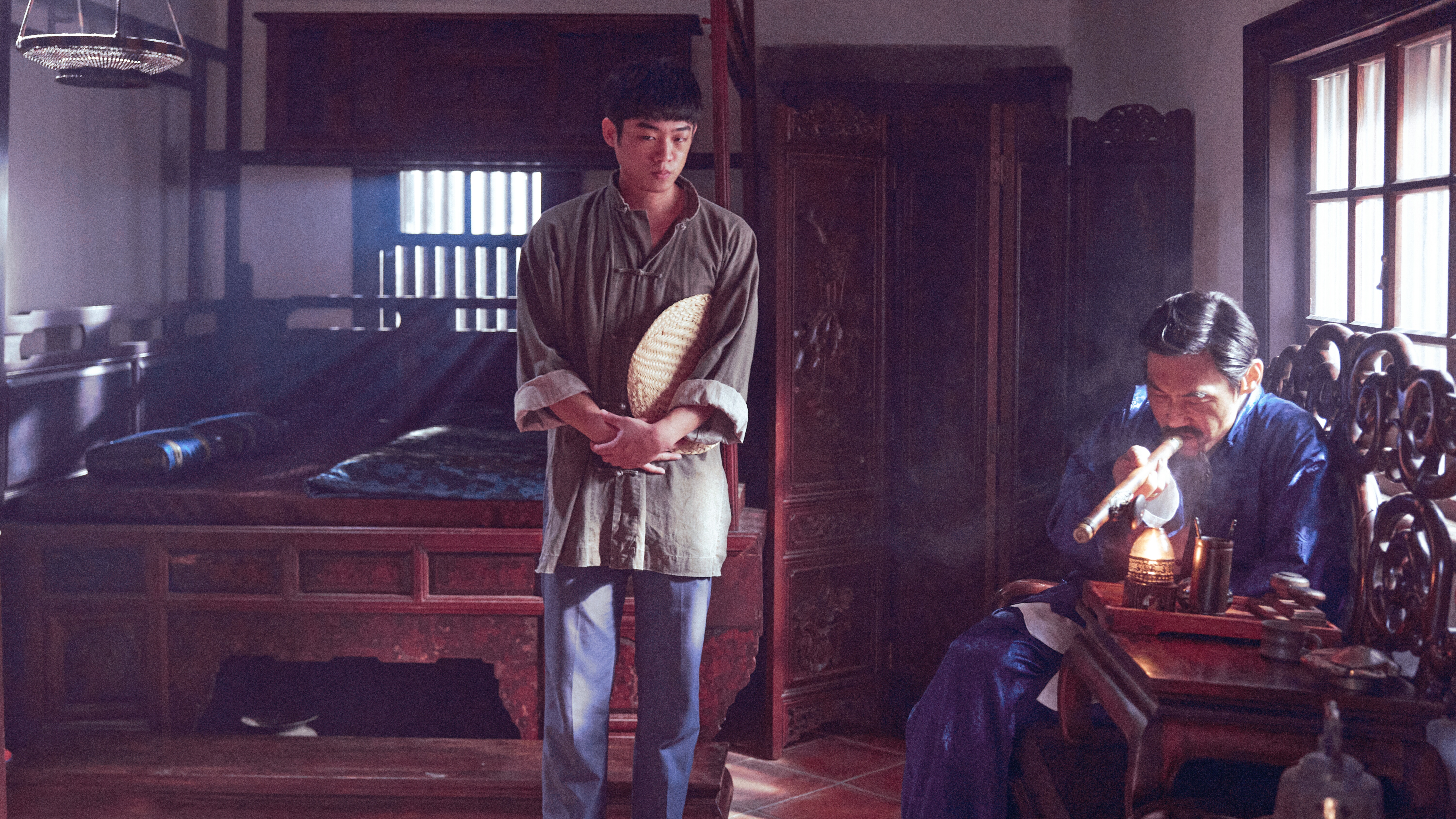 謝章穎（左）在公視影集《茶金》裡飾演盛文公（夏靖庭飾，右）身邊的貼身管家阿清。（公視提供）