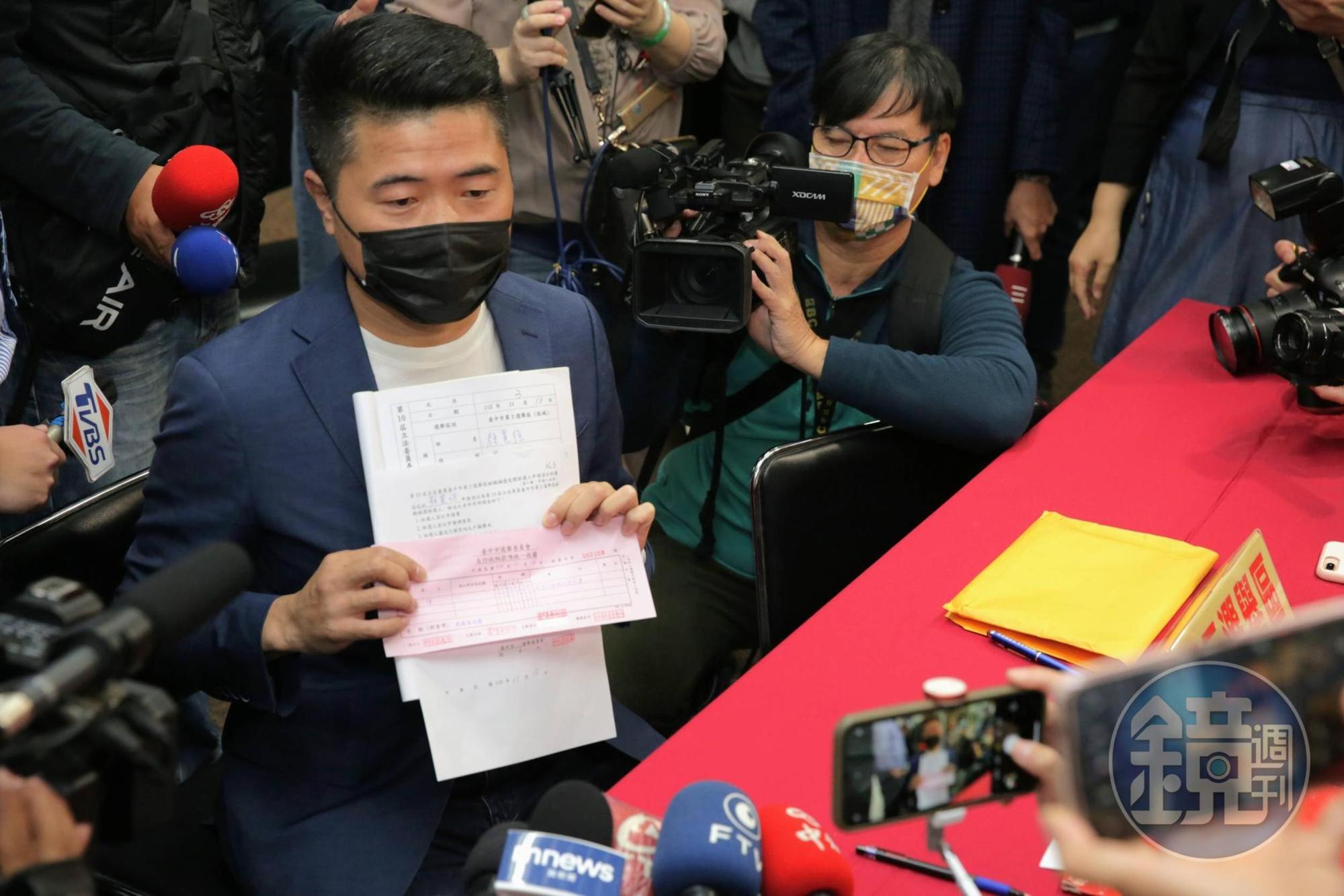 顏寬恒今天上午登記中二選區立委補選並接受訪問。