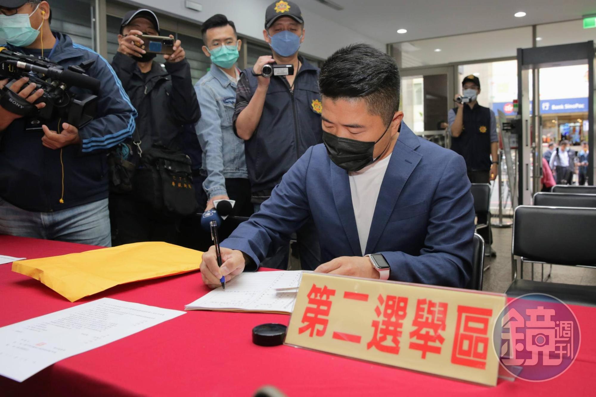 顏寬恒今天上午登記中二選區立委補選並接受訪問。