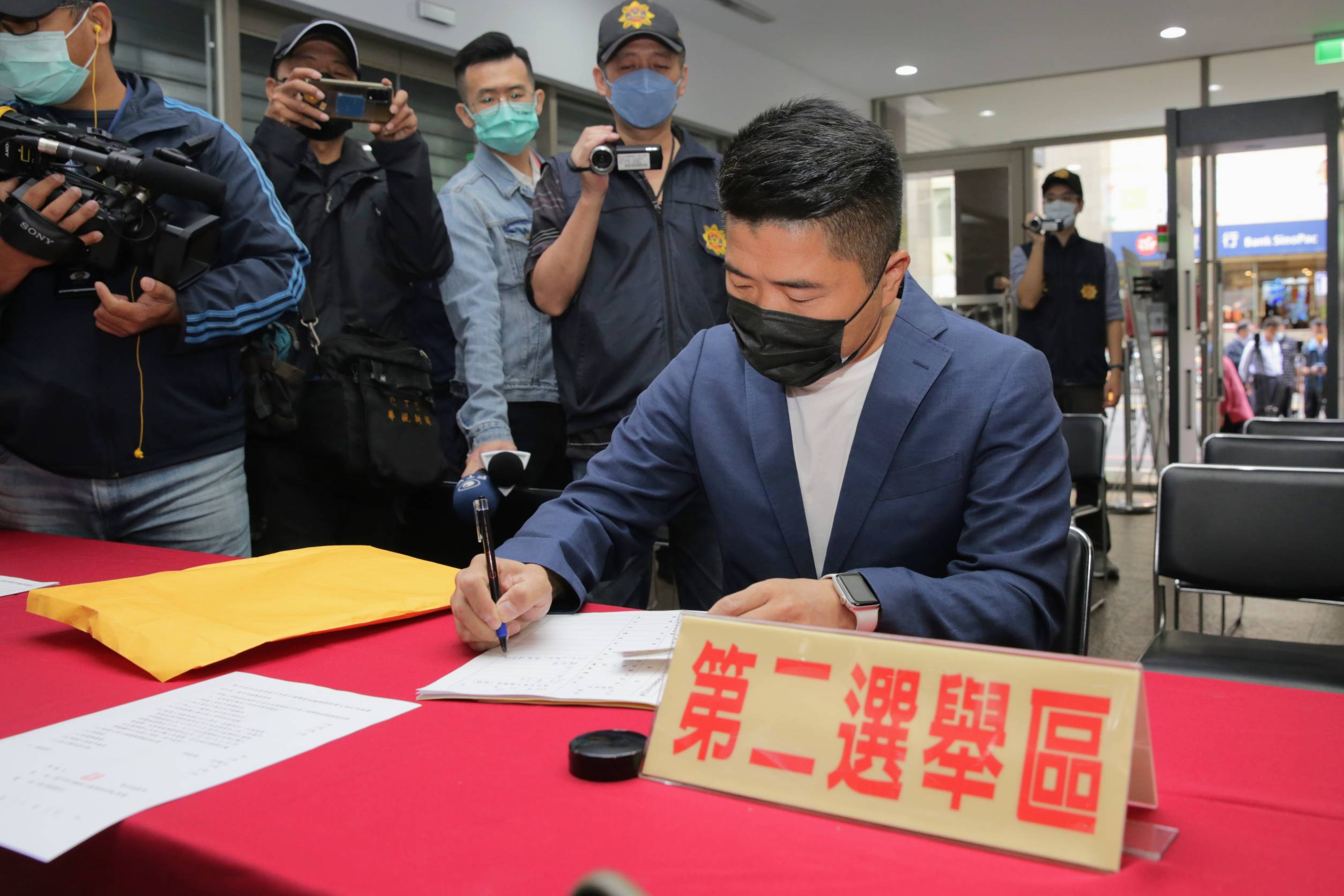 顏寬恒今天上午登記中二選區立委補選並接受訪問。