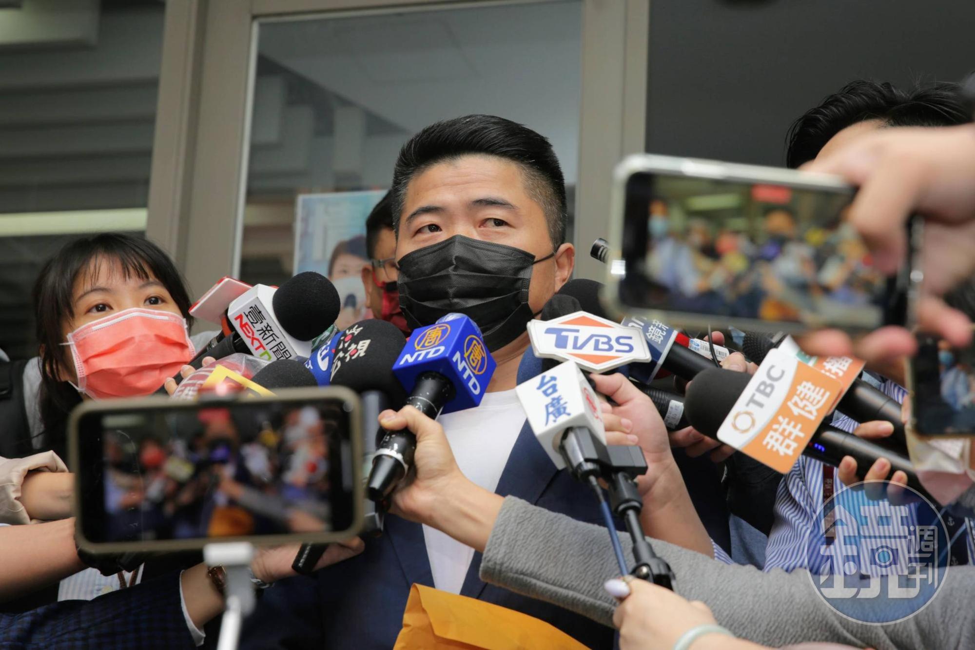 顏寬恒今天上午登記中二選區立委補選並接受訪問。