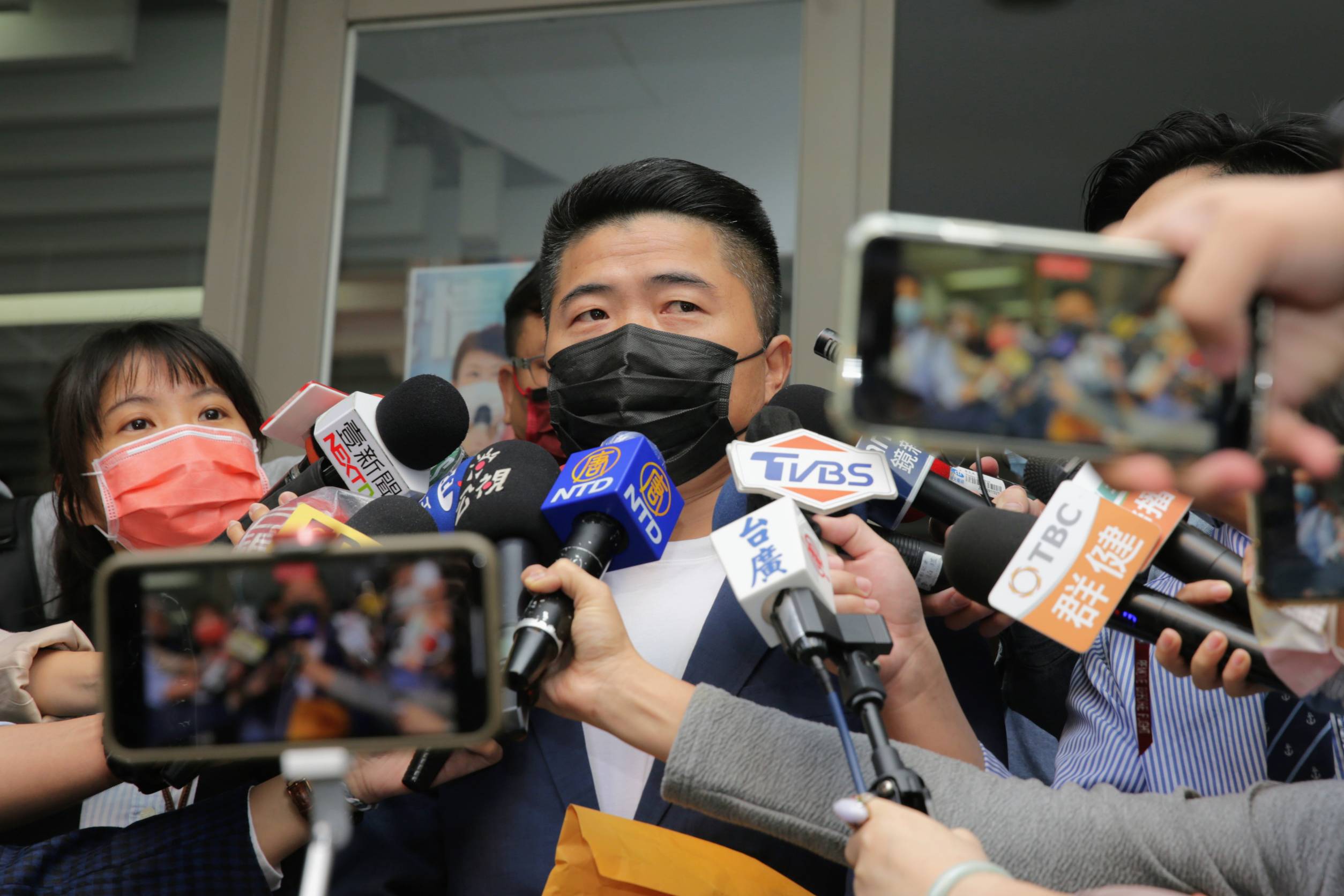 顏寬恒今天上午登記中二選區立委補選並接受訪問。