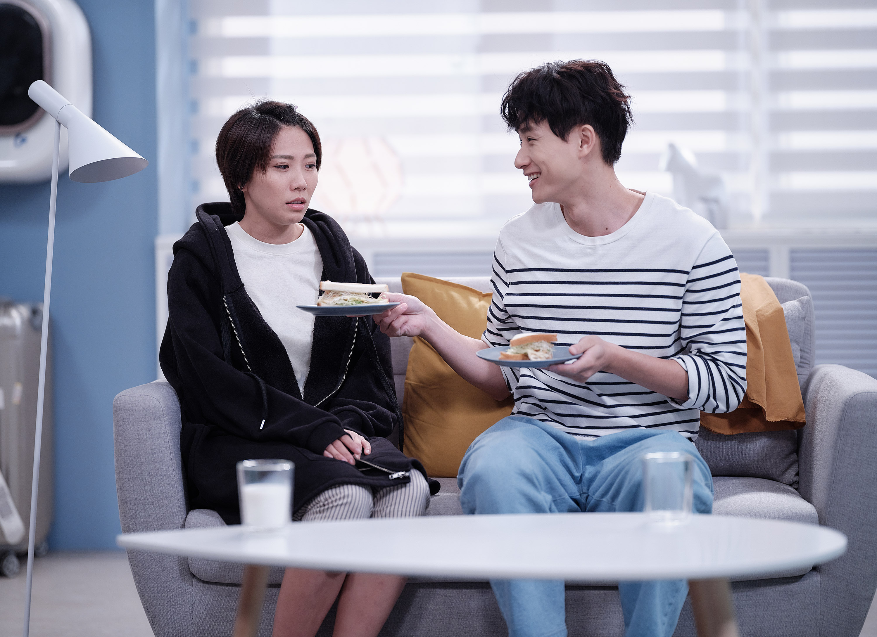 盧彥澤（右）奉上醒酒早餐，周宜霈（左）尷尬不已。（台視提供）