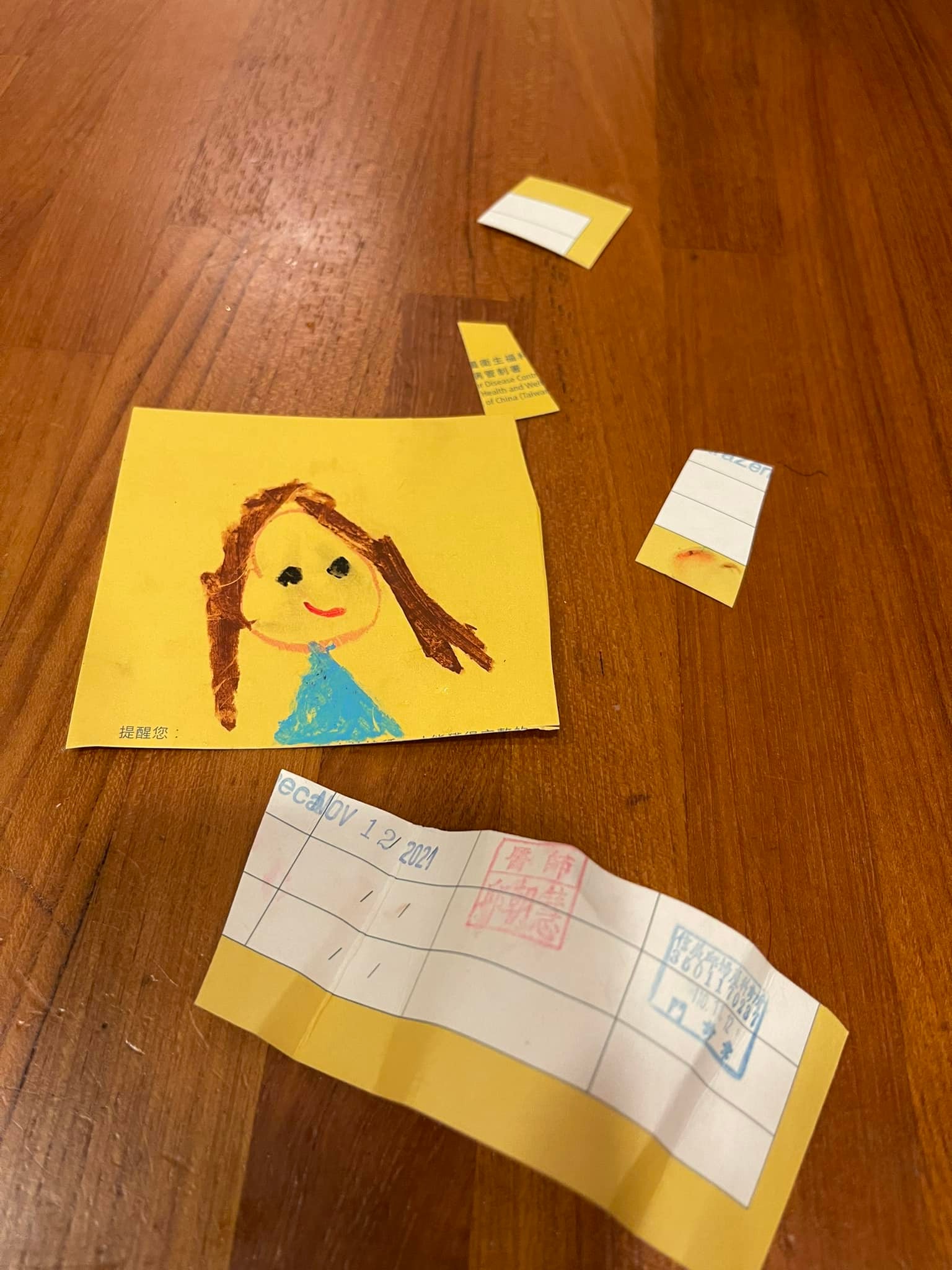 張棋惠的女兒把小黃卡當作畫紙，在上面塗鴉作畫。（翻攝自張棋惠臉書）