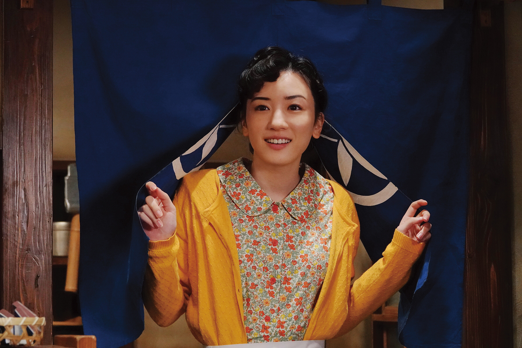 永野芽郁在新片《電影之神》中飾演片廠附近的食堂女兒，因經常送餐到片廠，與劇組人員也相處融洽。（采昌國際多媒體提供）