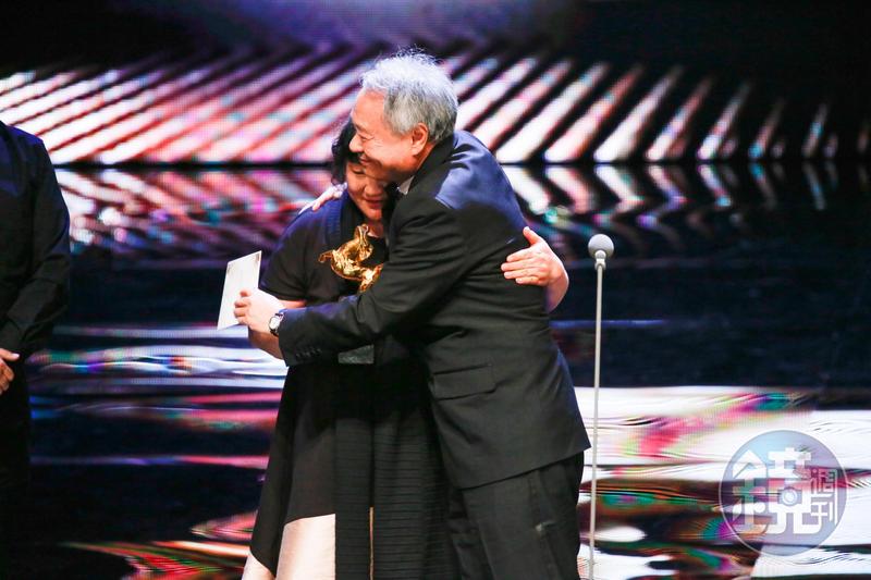 李安（右）上任金馬主席就遇上了政治風暴，在沒有鞏俐的陪同下，一人上台頒了最佳影片《大象席地而坐》。（資料照）