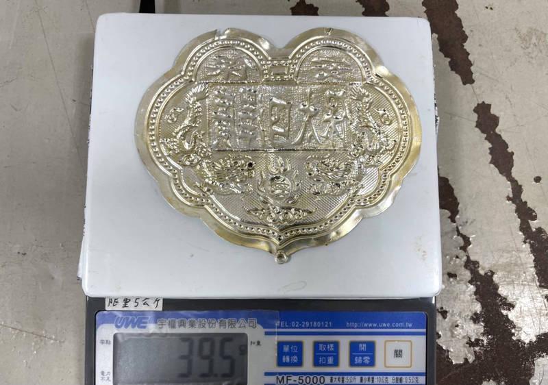 警方起出郭嫌竊取的銀牌，市價約一萬多元。（翻攝畫面）
