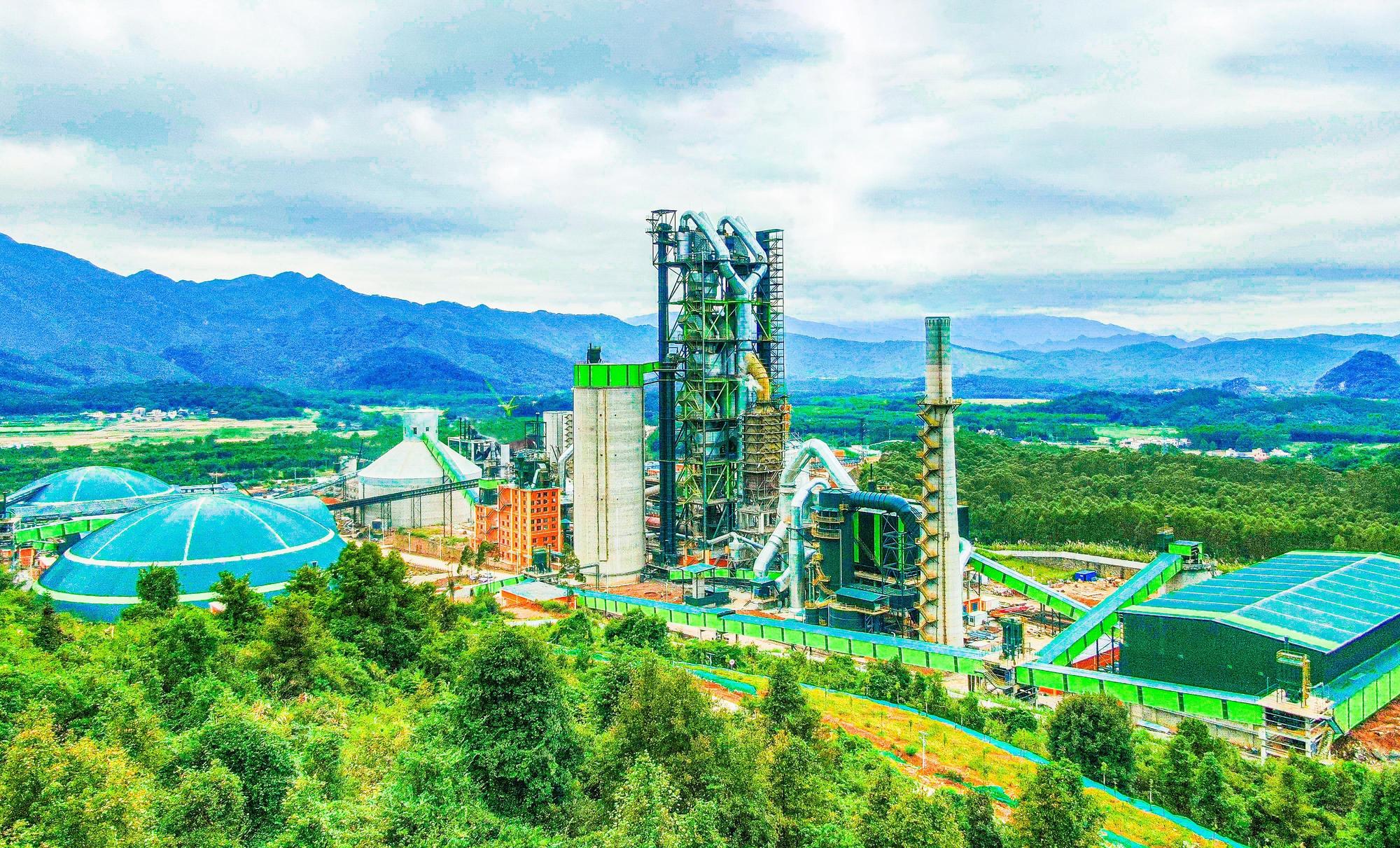 台泥韶關廠建成後日產6,000噸的水泥熟料，且通過水泥窯協同處置周邊城鎮的生活垃圾，年處置能力超過6萬噸。（台泥提供）