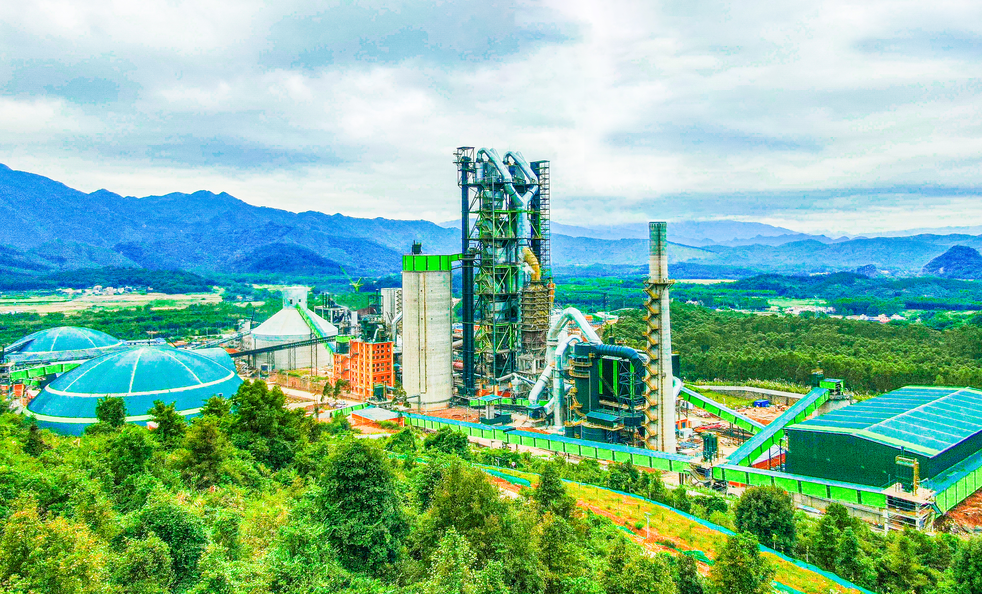 台泥韶關廠建成後日產6,000噸的水泥熟料，且通過水泥窯協同處置周邊城鎮的生活垃圾，年處置能力超過6萬噸。（台泥提供）