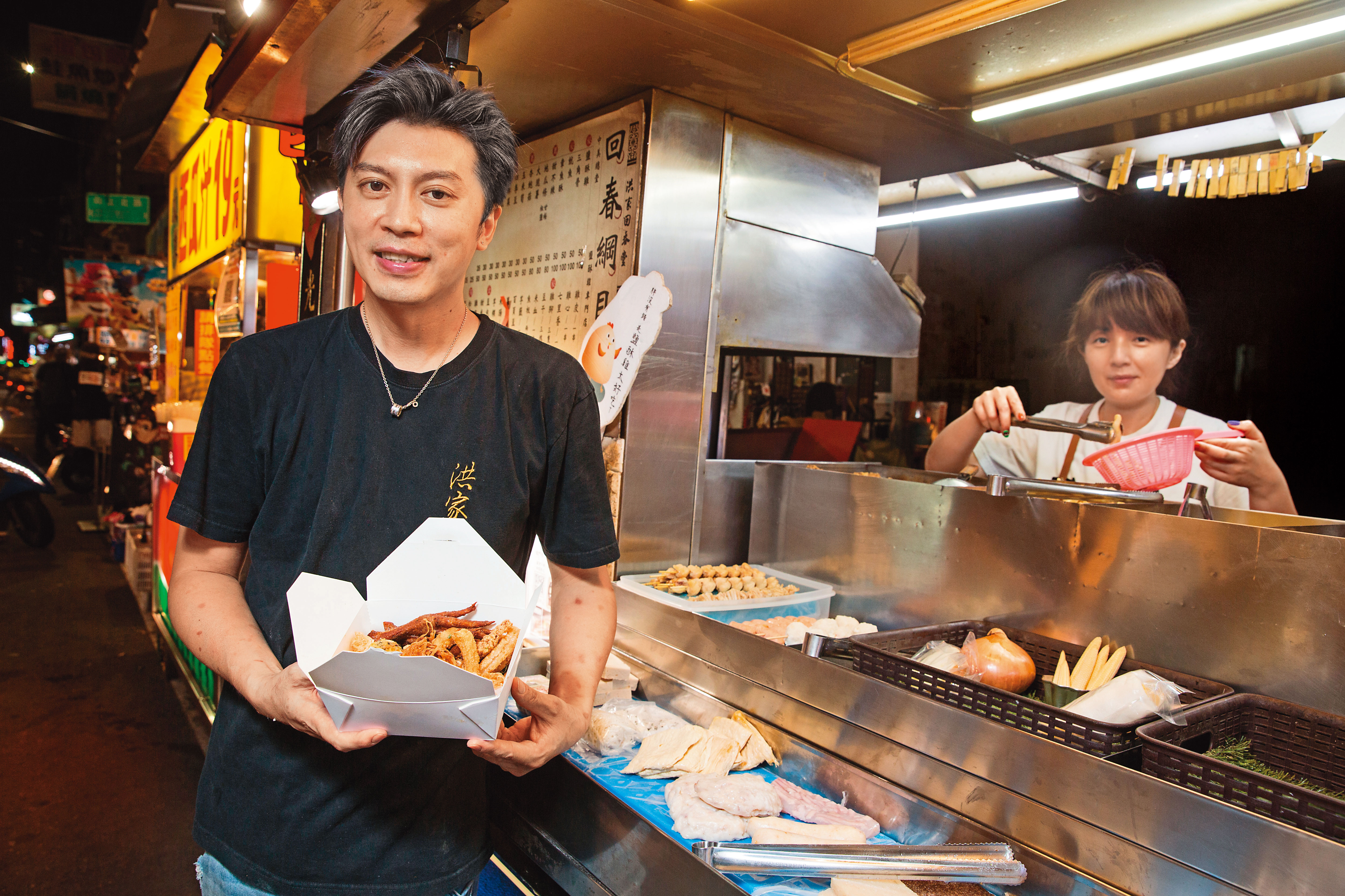 已有36年歷史的洪家回春堂，是台中向上市場知名鹽酥雞攤，第二代老闆洪國展（左）與太太李雅萍（右）8年前返家接班，傳承家傳好口味。