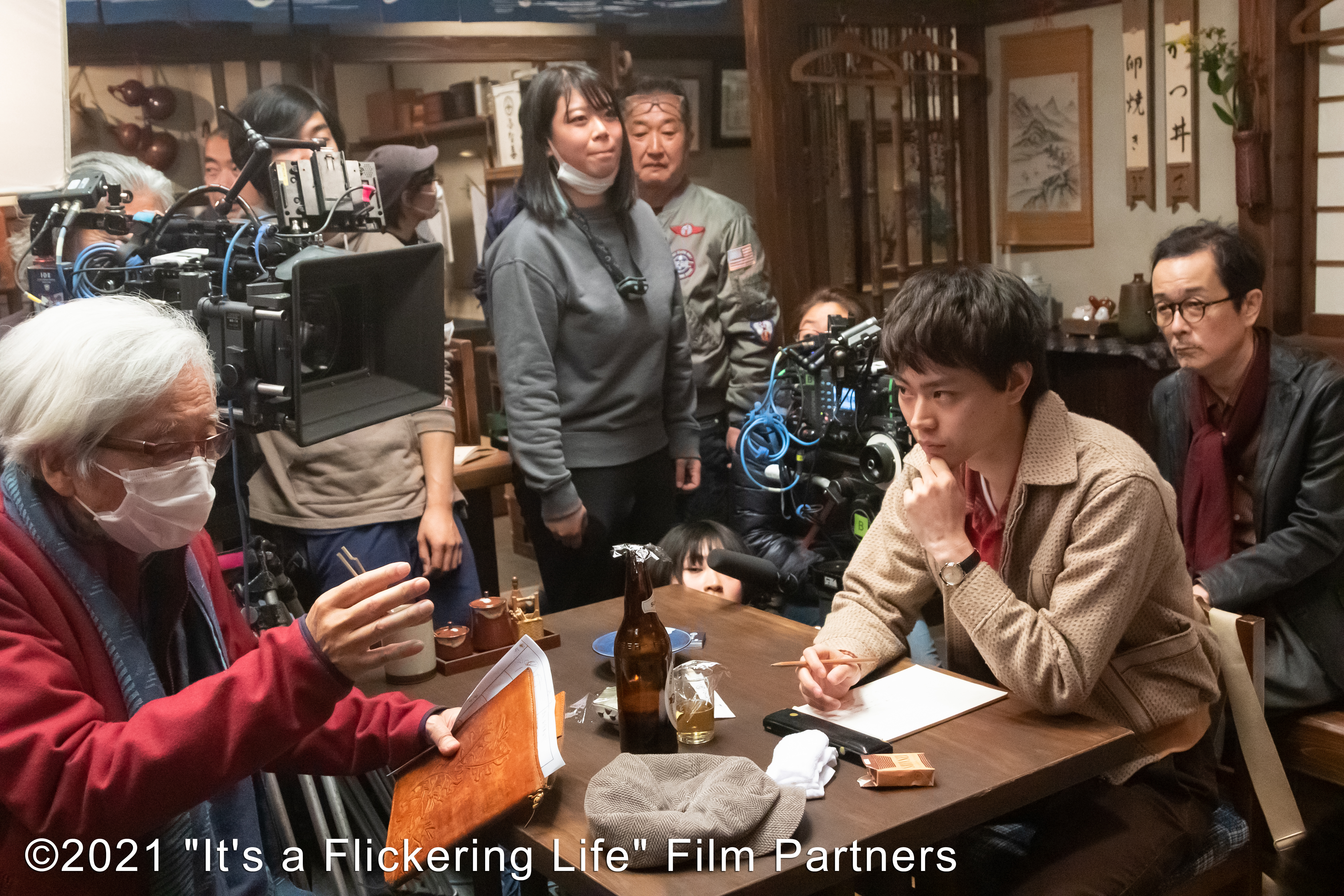 山田洋次導演（左）透過新作《電影之神》首度與菅田將暉合作，他在拍攝現場遇見問題會主動與演員討論。（采昌國際多媒體提供）