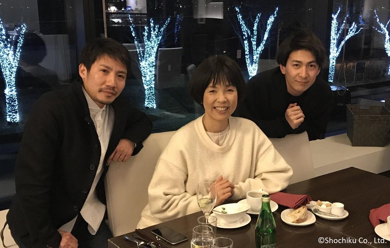 房俊介(左)、阿部雅人(右)首次擔任製片就獻給《電影之神》,中為原著小說家原田舞葉。(采昌國際多媒體提供)