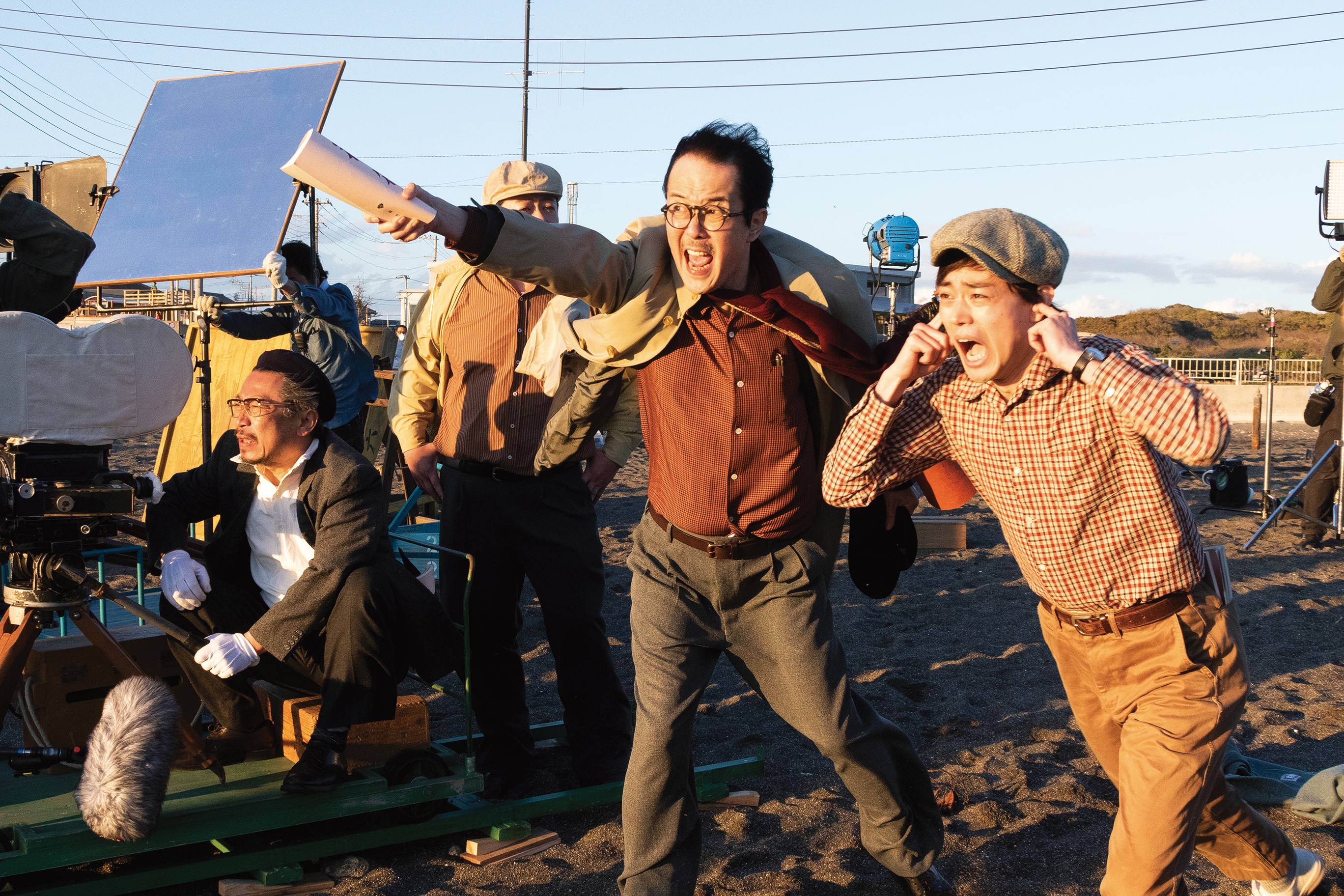 《電影之神》中扮演助導的菅田將暉（右）被Lily Franky逼去阻止夕陽西沉，該橋段是出自導演山田洋次的片廠見聞。（采昌國際多媒體提供）