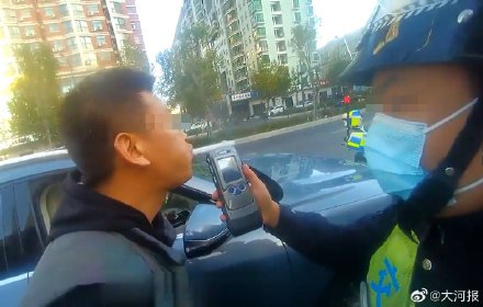 警察對劉男進行酒測。（翻攝自大河報）