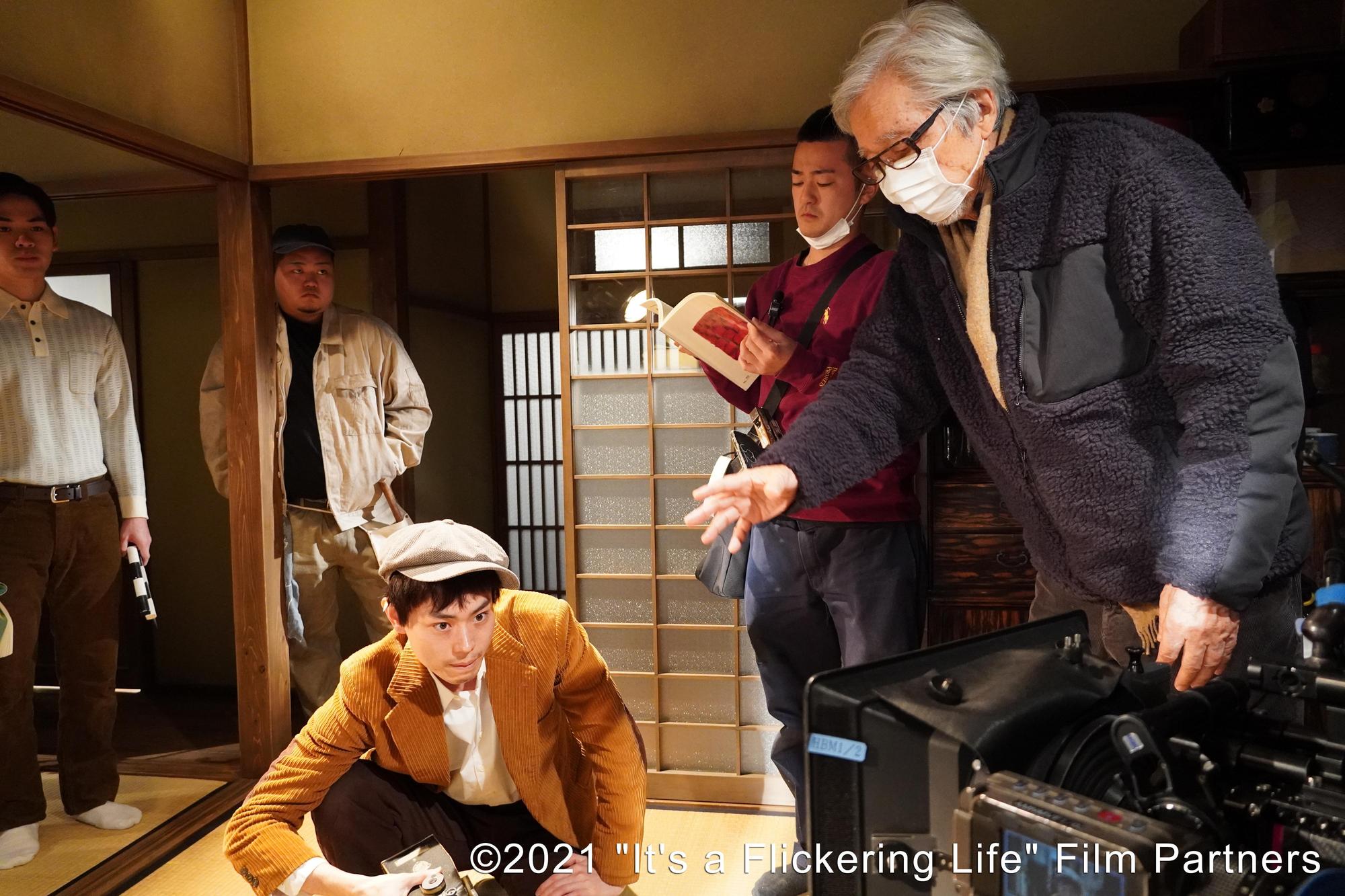《電影之神》是山田洋次導演(右)第89部作品,劇中有許多老電影的拍攝都是向名作致敬。(采昌國際多媒體提供)