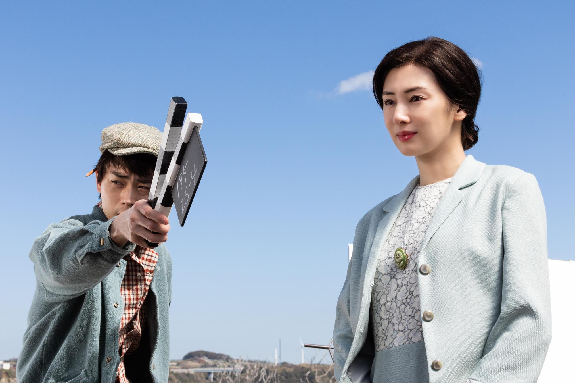 北川景子(右)在片中飾演氣質女星園子,許多造型都是依照經典電影重現。(采昌國際多媒體提供)