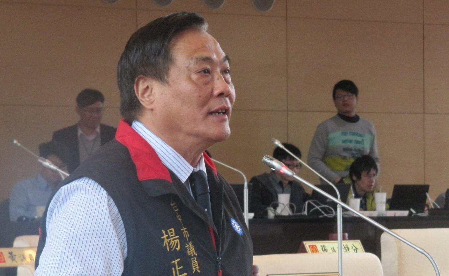 台中市議員楊正中今日議會質詢時,直言台中市蒙上「球棒之都」惡名,乾脆發給市民每人一瓶辣椒水(翻攝自楊正中議員臉書)