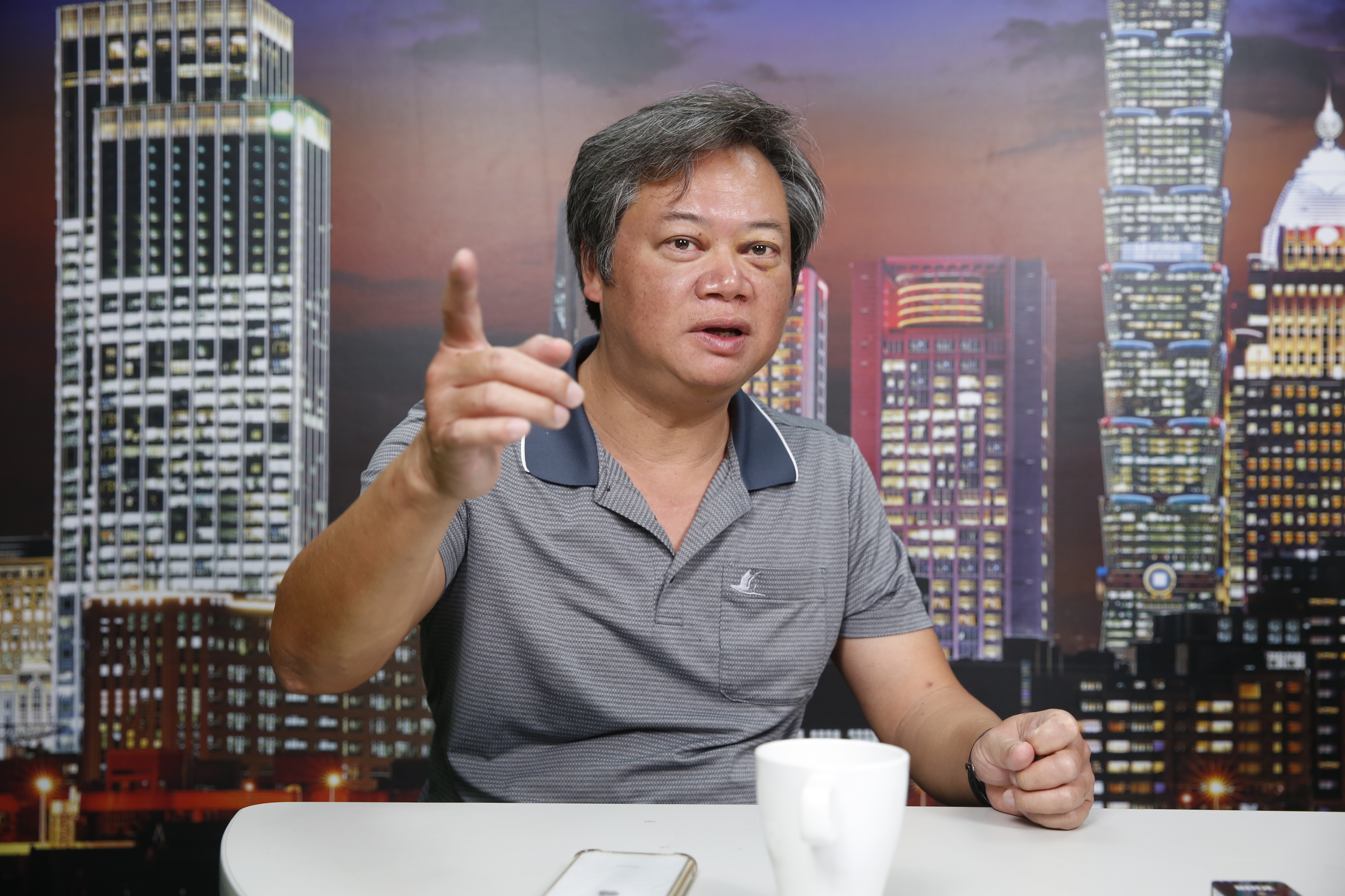 不敗教主陳重銘認為，明年台股漲跌空間有限，可靠ETF領息並靈活賺價差。