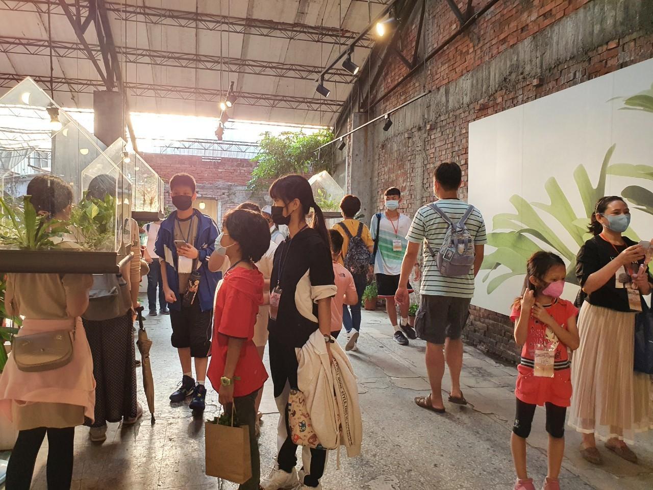 小旅行遊客參觀永安小院子。（頂新和德文教基金會提供）