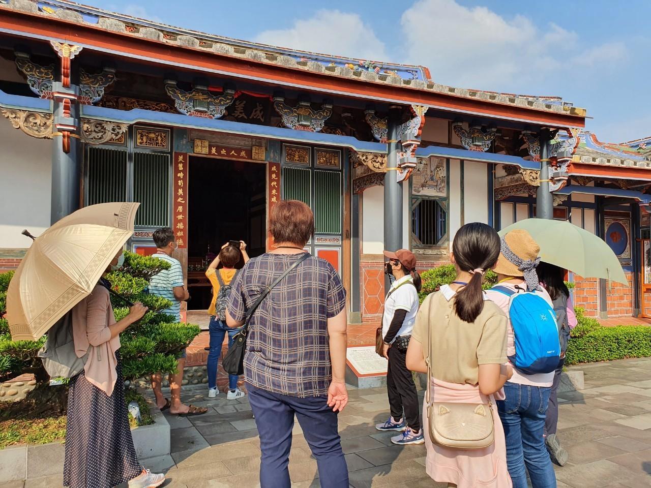 成美文化園百年古厝巡禮。（頂新和德文教基金會提供）