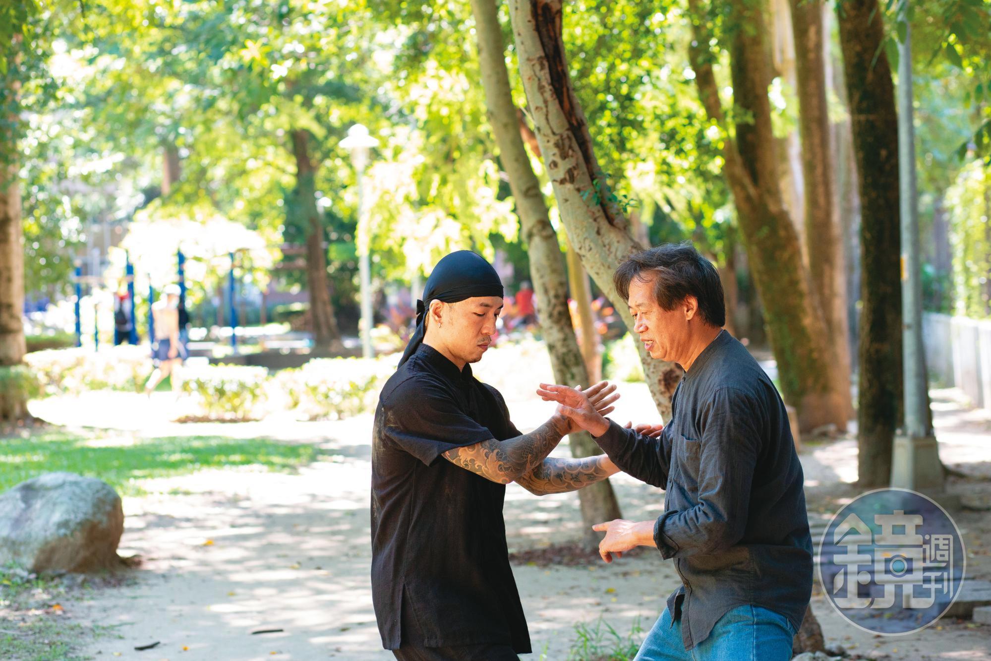 陳柏均（左）與太極拳老師王徵成（右）在公園練搭手。頸椎受傷後，太極拳教他在跳舞與格鬥間也要運氣，修身也修心。