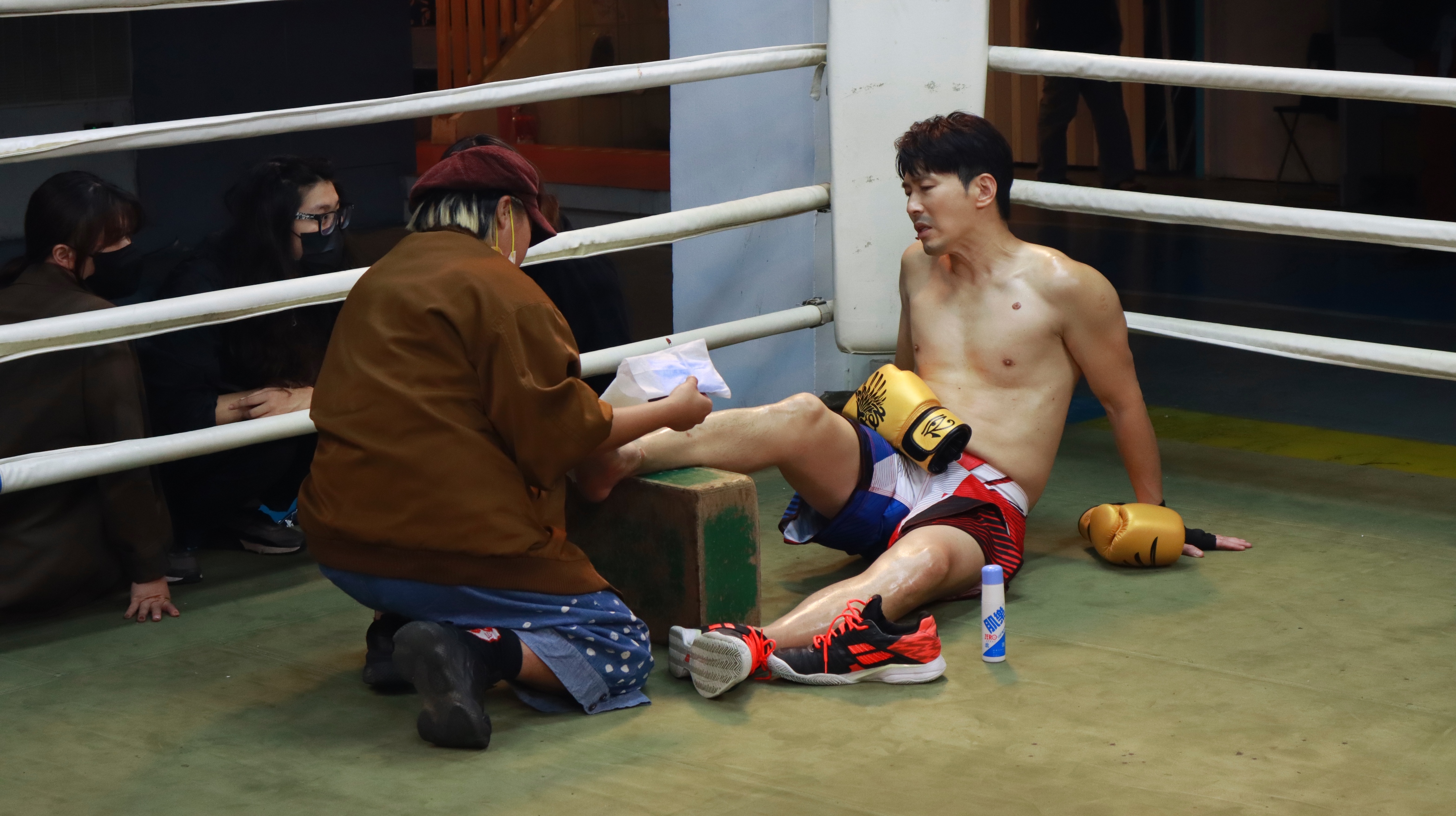 黃少祺拍戲時不慎扭傷腳。（三立提供）