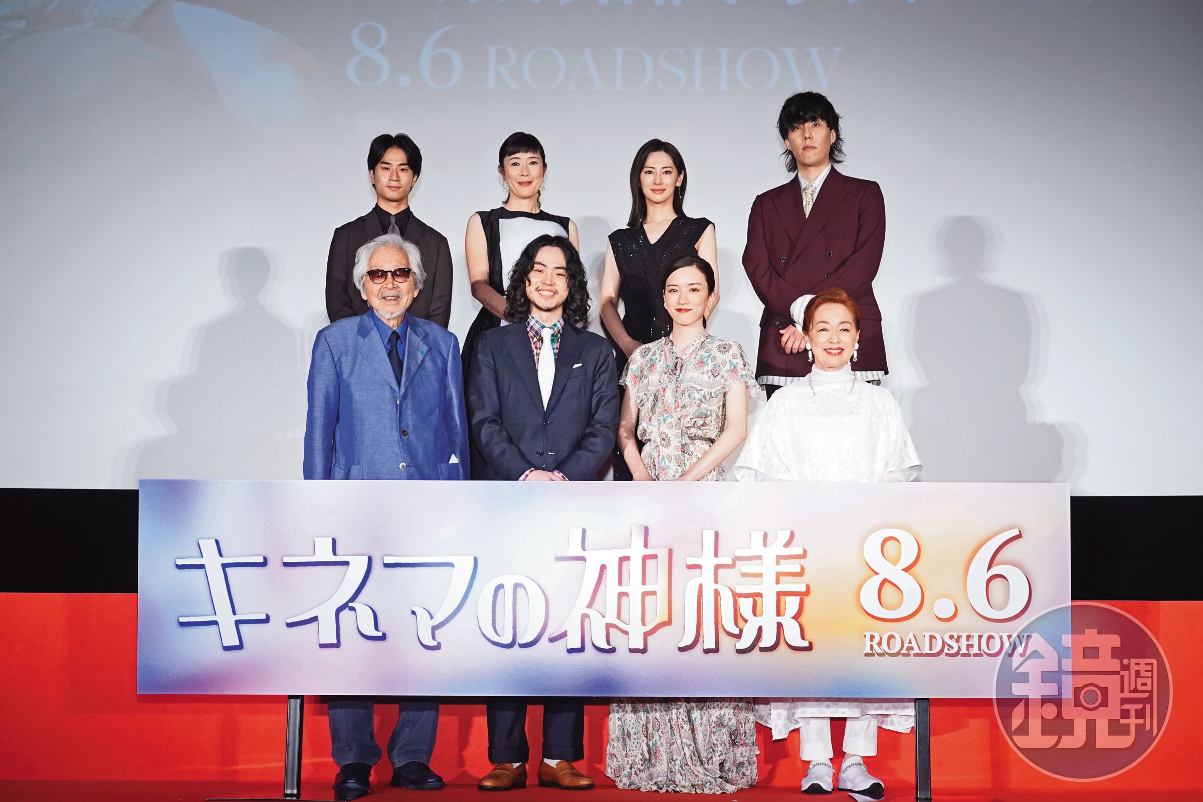 《電影之神》演員除宮本信子（前排右一）外，野田洋次郎（後排右起）、北川景子、寺島忍、前田旺志郎、永野芽郁（前排右二）與菅田將暉（前排左二），都是首度參與山田洋次執導的作品。（采昌國際多媒體提供）
