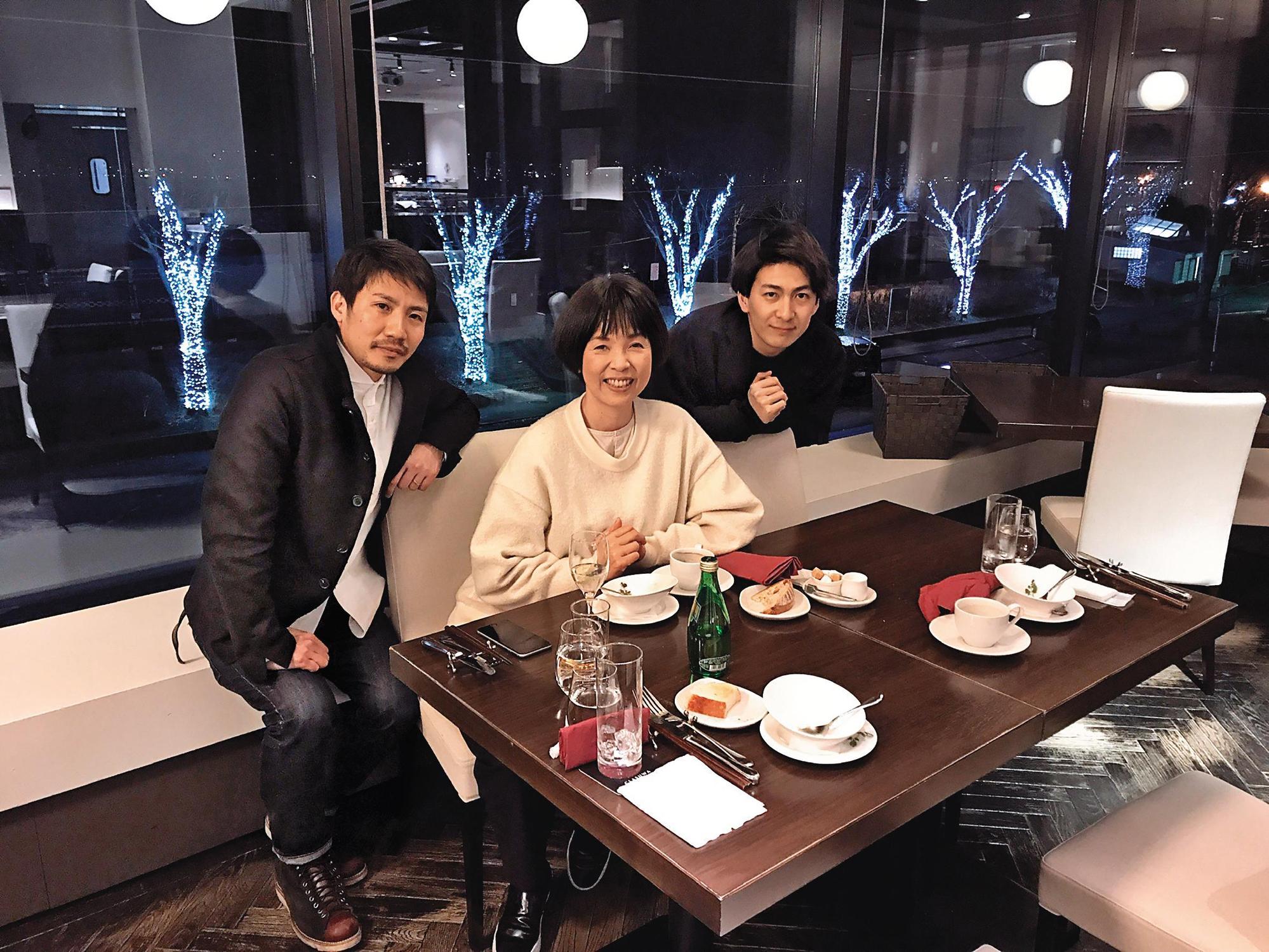 房俊介(左)、阿部雅人(右)首次擔任製片就獻給《電影之神》。中為原著小說家原田舞葉。(采昌國際多媒體提供)
