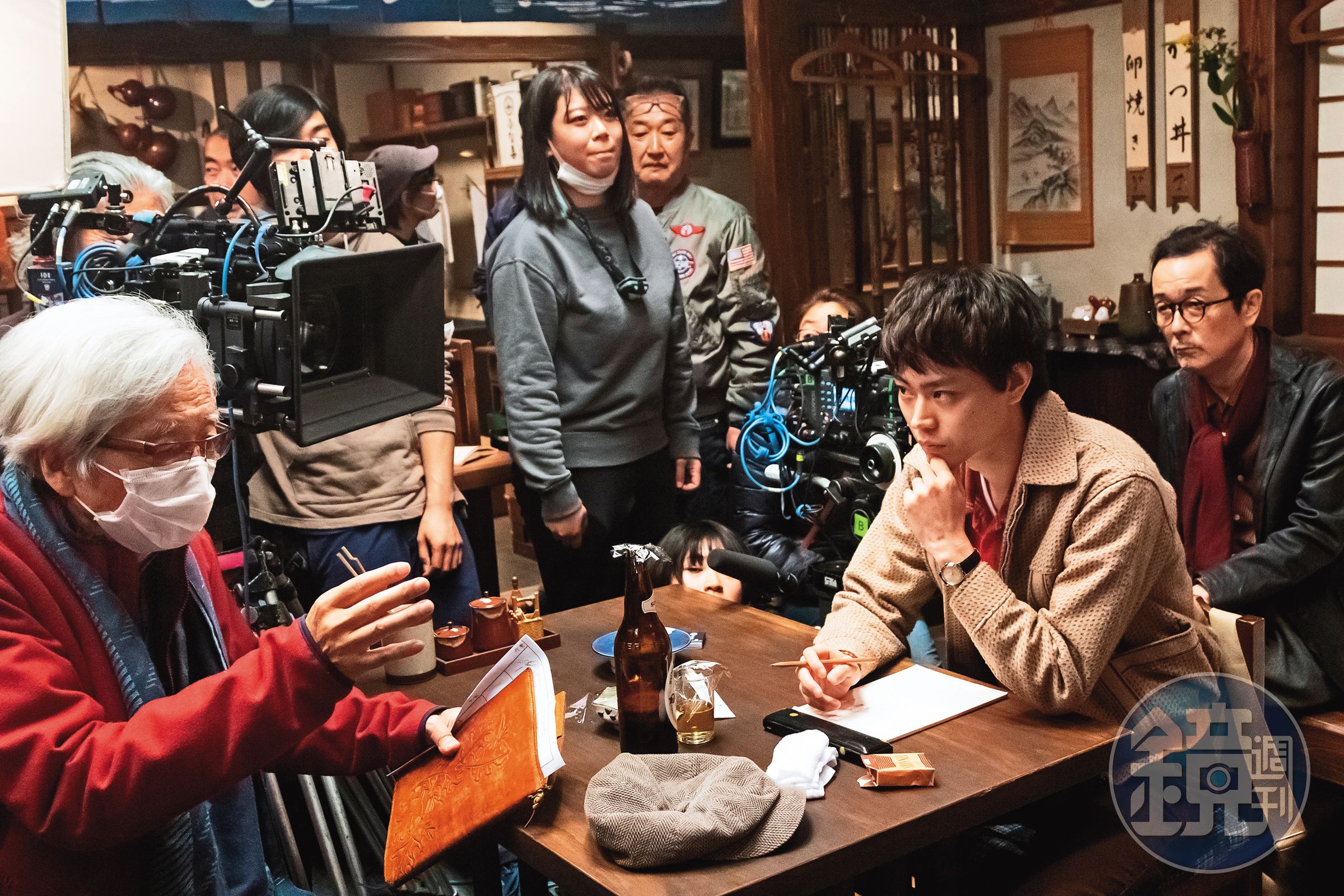 導演山田洋次（左一）在拍攝現場遇見問題會主動與演員討論。（采昌國際多媒體提供）