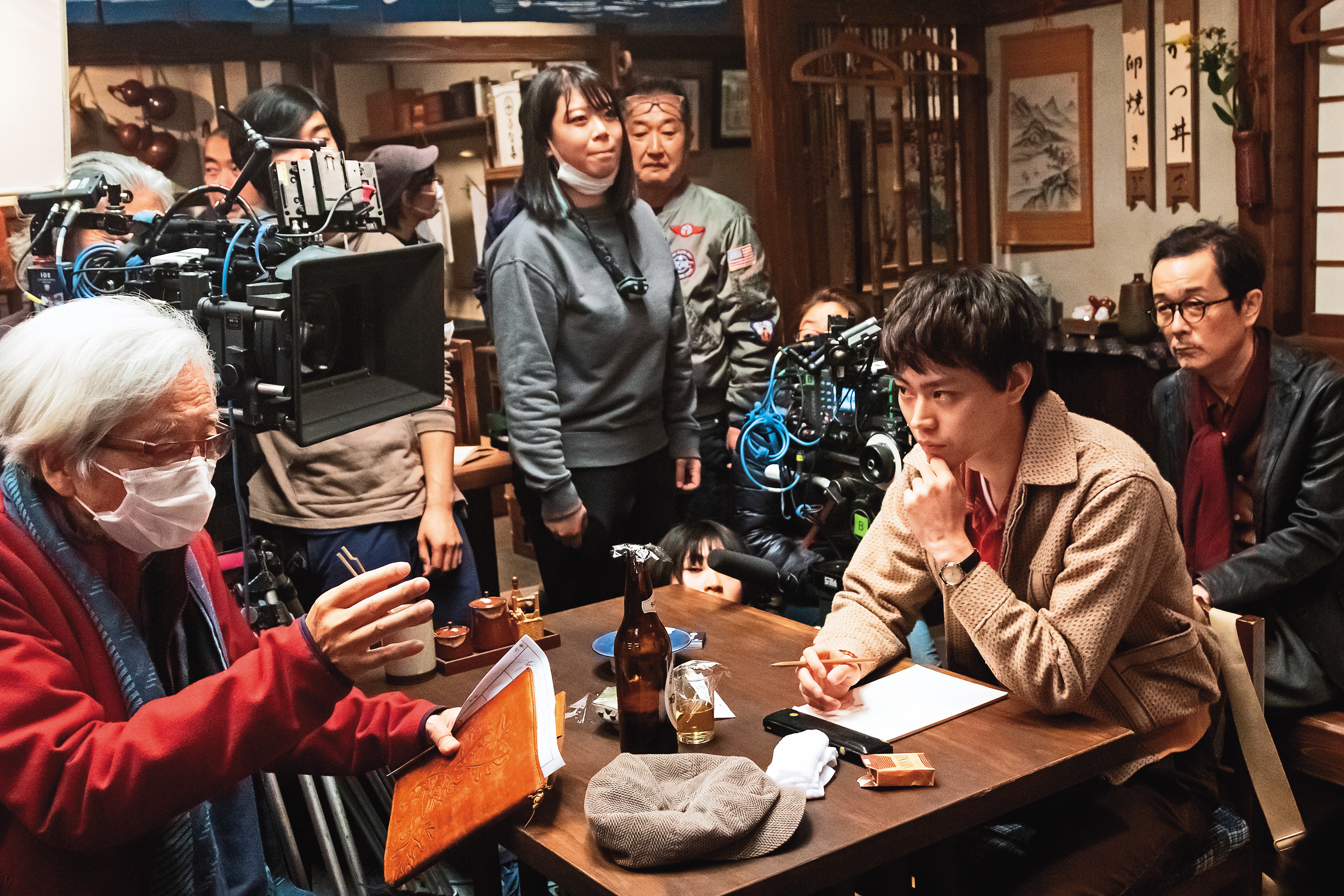 導演山田洋次（左一）在拍攝現場遇見問題會主動與演員討論。（采昌國際多媒體提供）