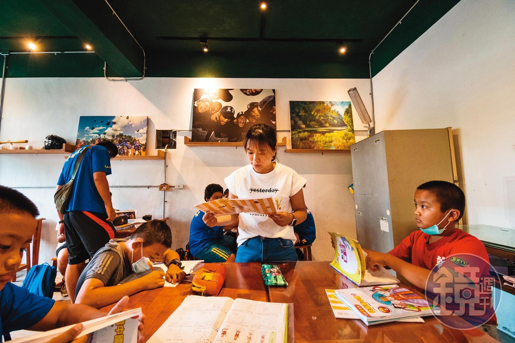 食堂用餐空間沒客人的時候,就是孩子寫作業、溫習功課的區域。