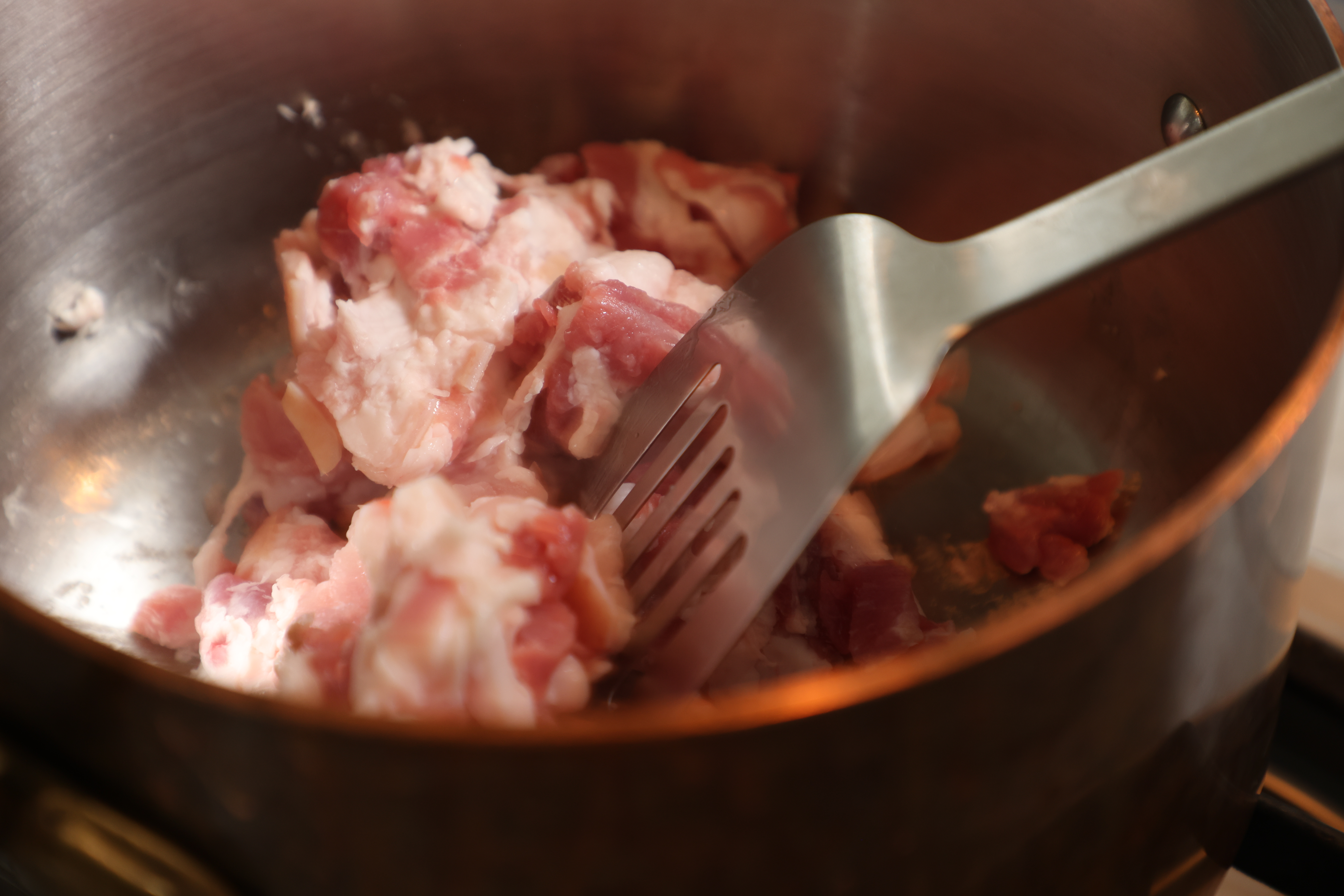 先煎五花肉，一點一點放入。