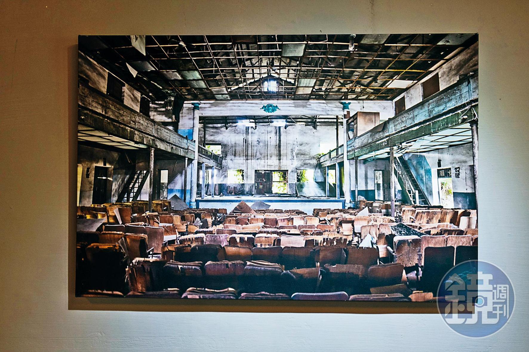 曾為廢墟的空間,現正展出攝影師李開明作品─「新城新世界&迴光攝影展」,格外契合。