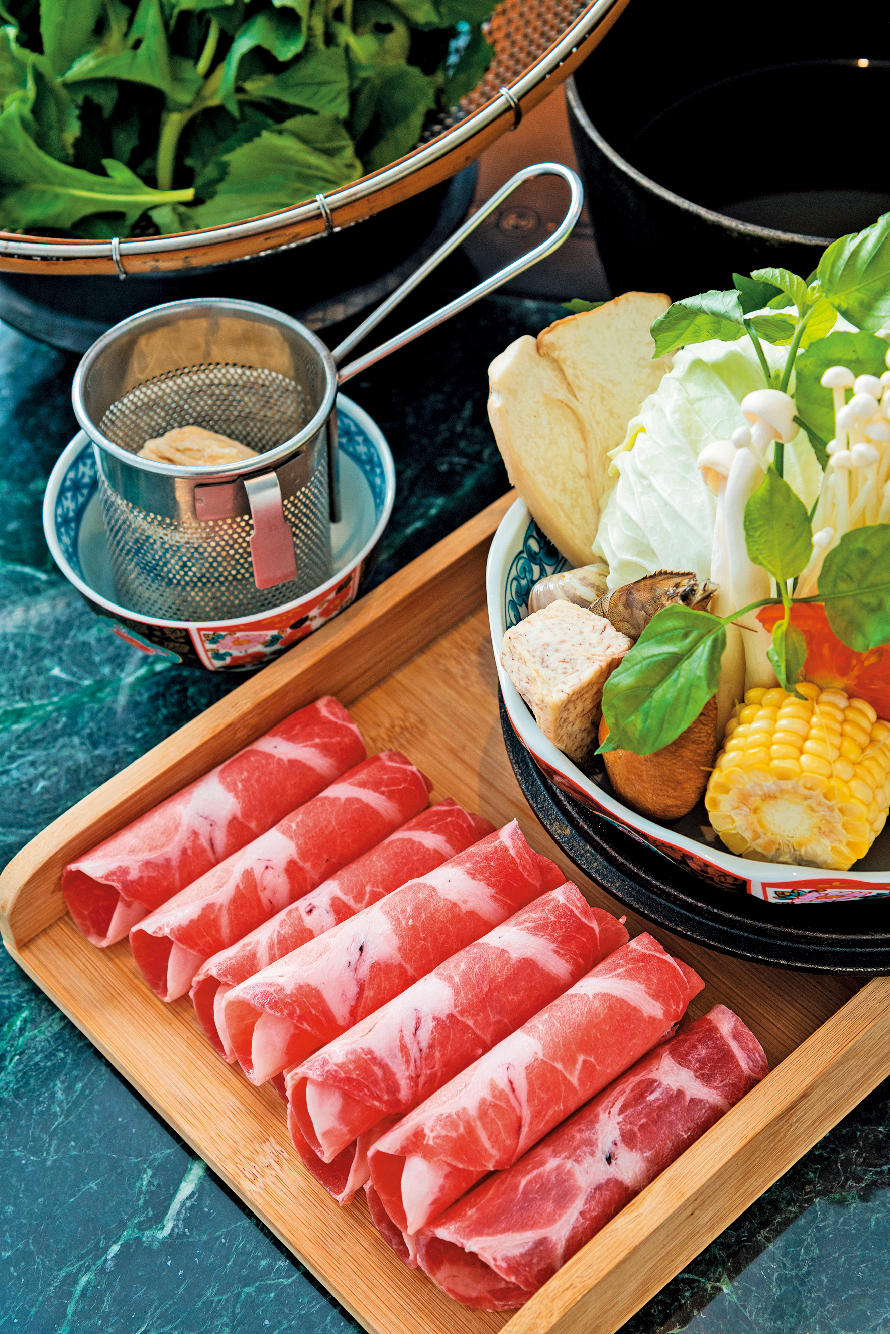 火鍋主餐可選擇各種肉類或海鮮，圖為台灣安心豚的梅花豬。（460元，／套）