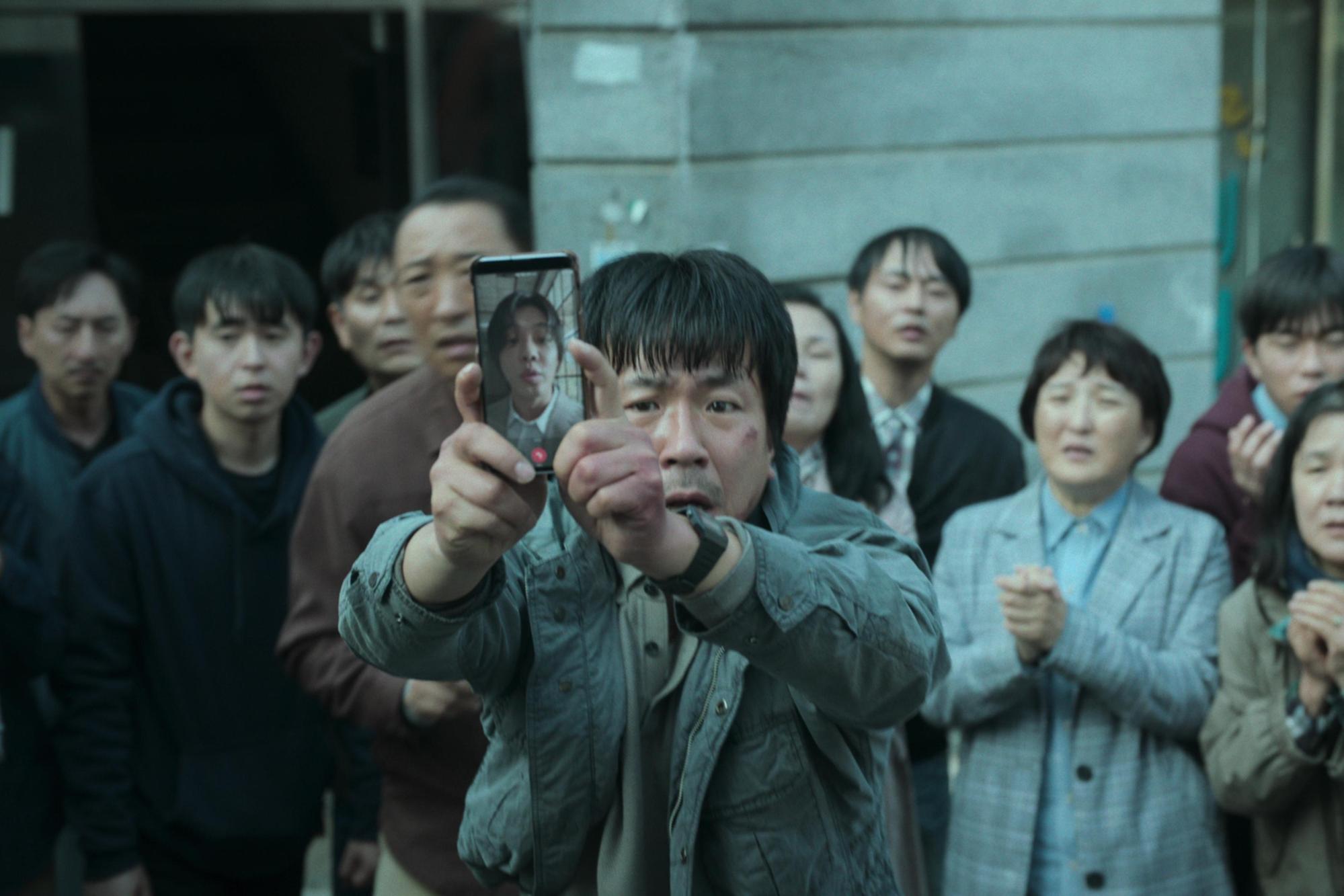 梁益準在《地獄公使》與劉亞仁有精彩對手戲。(Netflix提供)