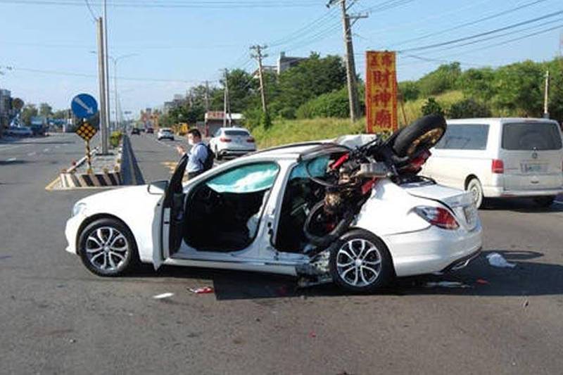 重機騎士疑似反應不及，與賓士C300發生嚴重撞擊，重機直接插進賓士後座。（翻攝畫面）