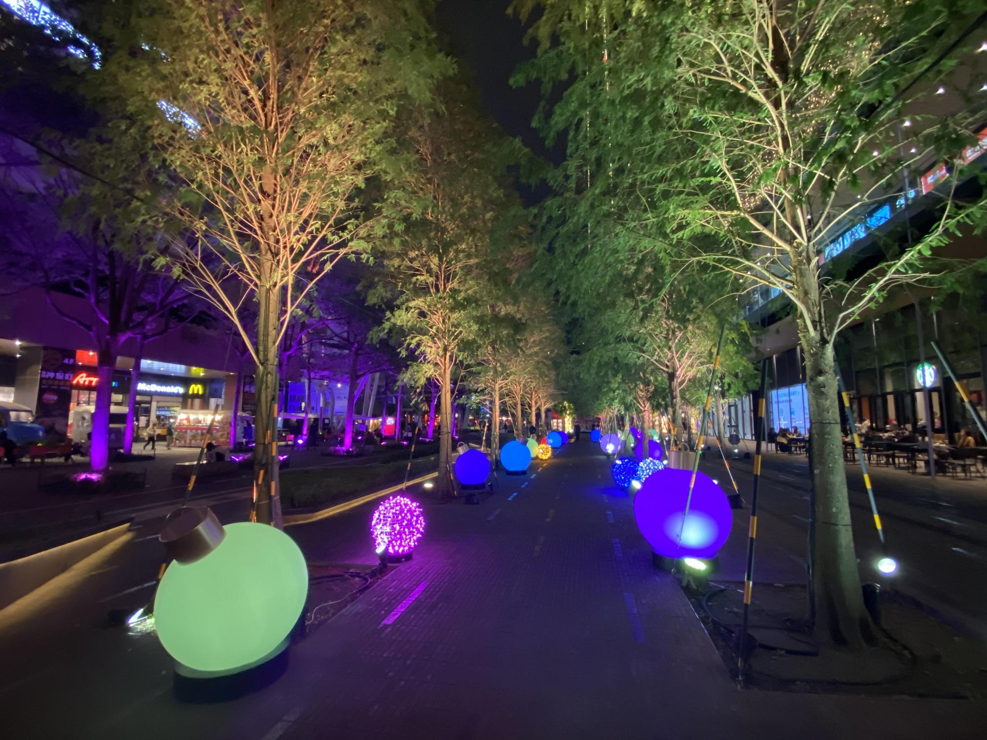台北璀璨耶誕燈飾以「光之旅程」為全新概念規劃「奇幻夢境」、「璀璨希望」、「閃耀星河」、「浪漫愛情」及「快樂繽紛」五大主題燈飾打卡旅程。（主辦單位提供）