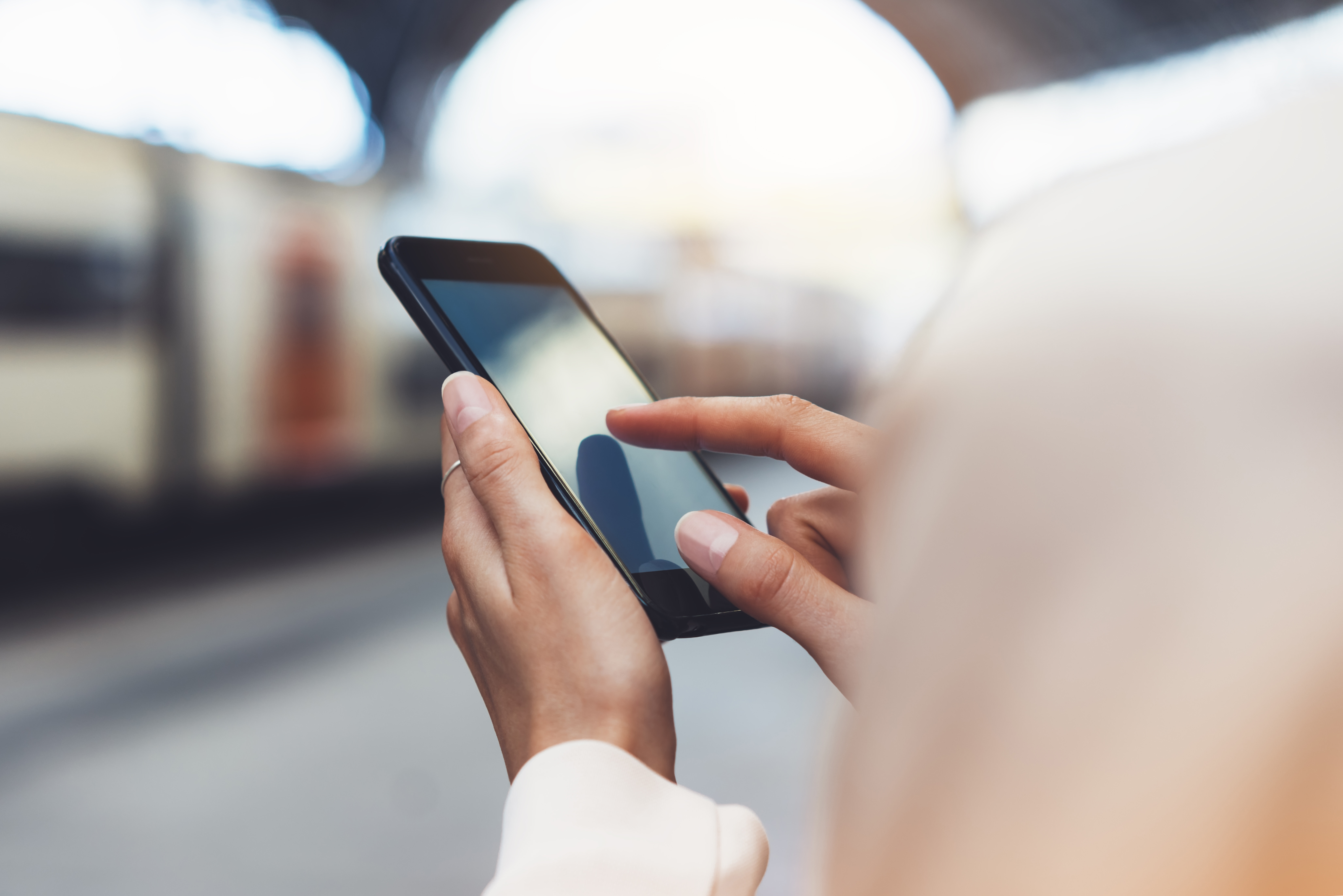 女子低頭滑手機，遭狼假碰撞真襲胸。（示意圖，東方IC）