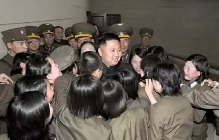 脫北者朱成夏驚爆北韓選妃祕辛，最後這群被選出的女學生將組成「歡喜組」。（翻攝朝鮮中央通訊社）