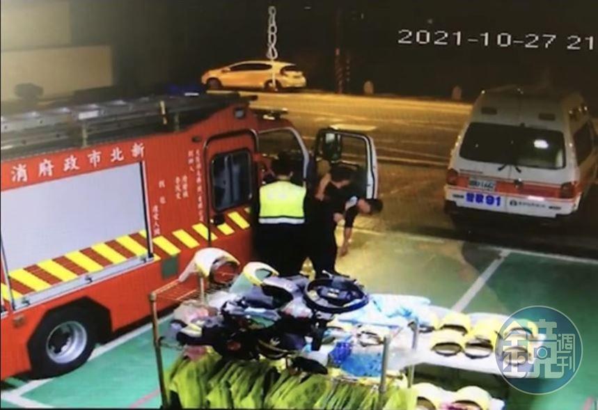鶯歌消防隊分隊長林庚賦上月27日喝醉酒,被消防車載回分隊,因不醒人事,還需要同仁攙扶,新北消防局獲悉立即重懲,決定將他調離原職。(讀者提供)