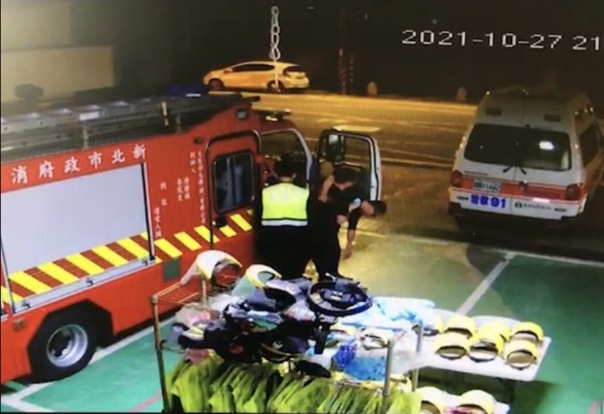 鶯歌消防隊分隊長林庚賦上月27日喝醉酒，被消防車載回分隊，因不醒人事，還需要同仁攙扶，新北消防局獲悉立即重懲，決定將他調離原職。（讀者提供）