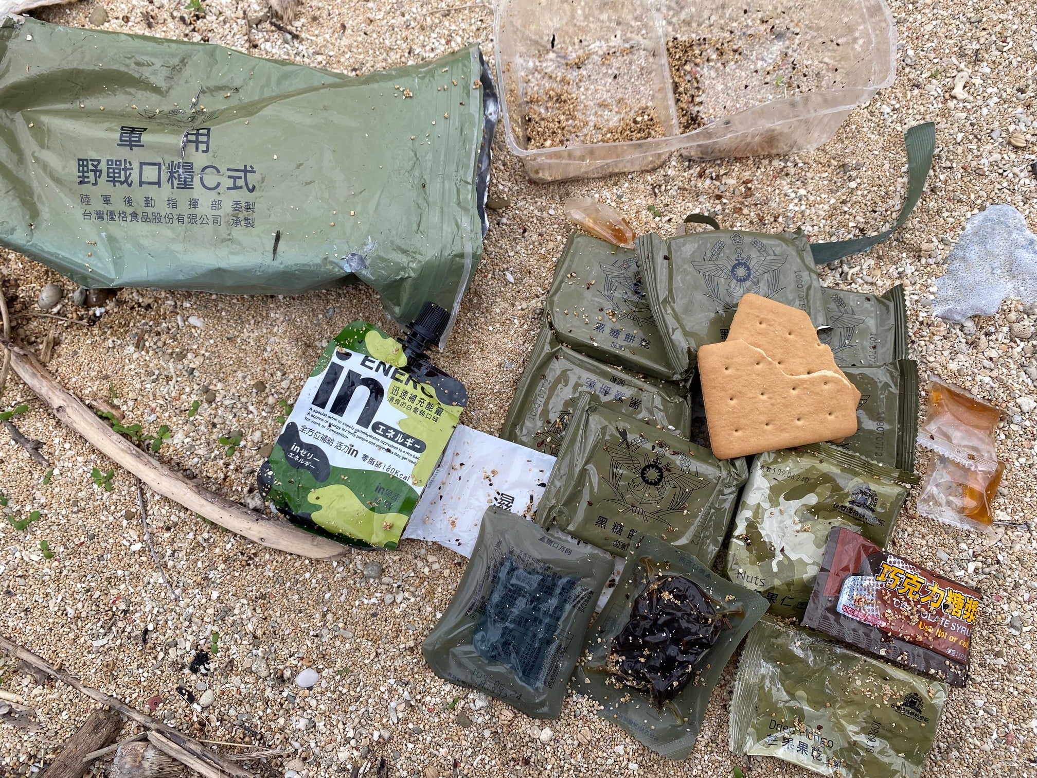 日本一位昆蟲學家在沖繩海灘，拾獲飄洋過海的台灣國軍口糧。（翻攝Futaro Okuyama Facebook）