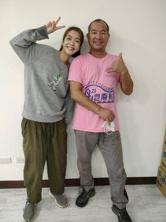 大霈和潛水教練好友活塞。（大霈經紀人提供）