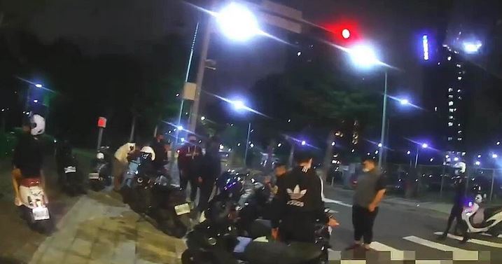 一夥古惑仔聚眾準備前往龜山區迴龍一帶尋仇。（警方提供）
