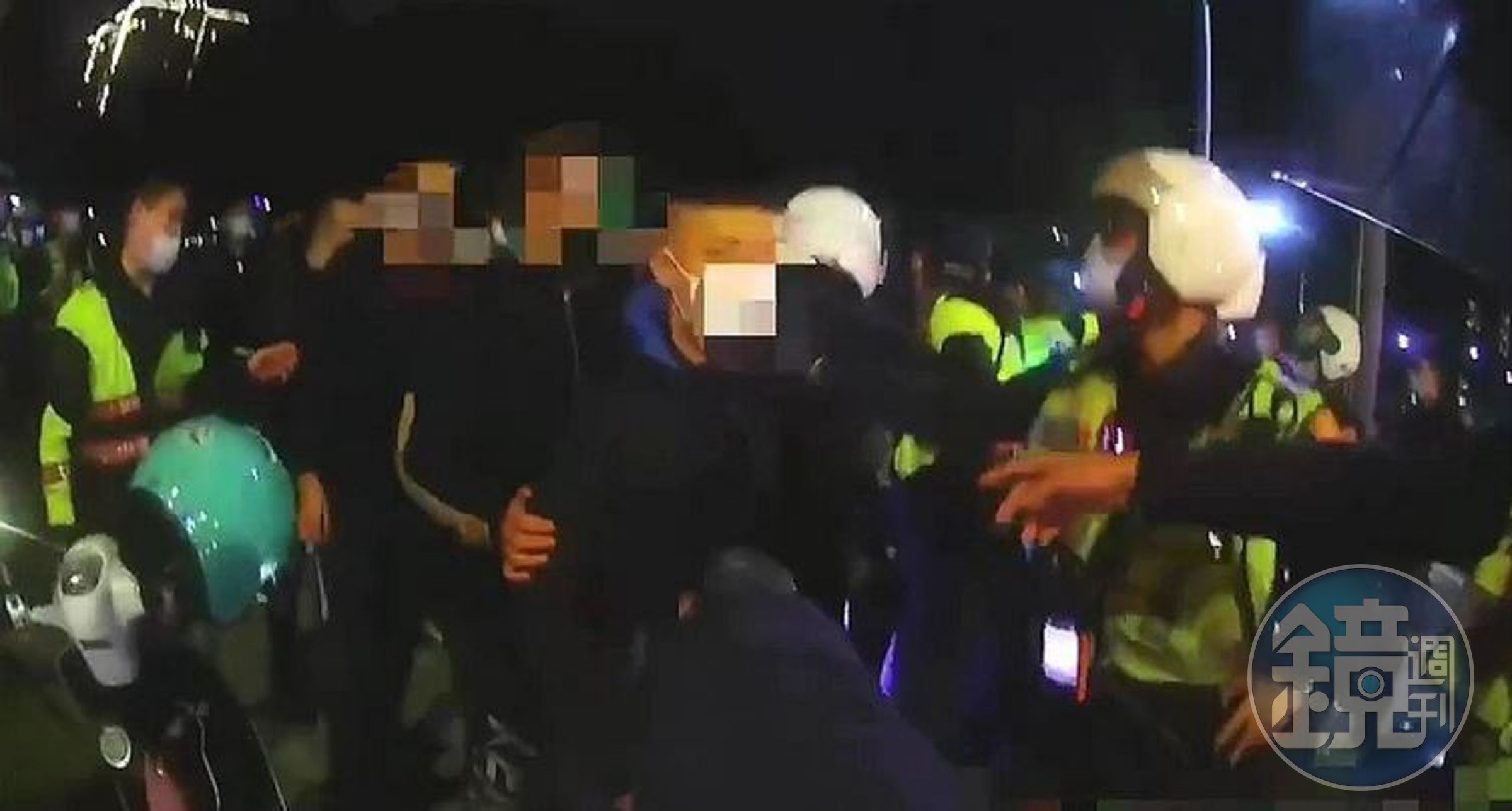 警方啟動快打機制，在板橋板城路逮捕十三名「棒球隊」成員。（警方提供）