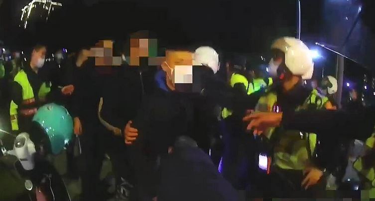 警方啟動快打機制，在板橋板城路逮捕十三名「棒球隊」成員。（警方提供）